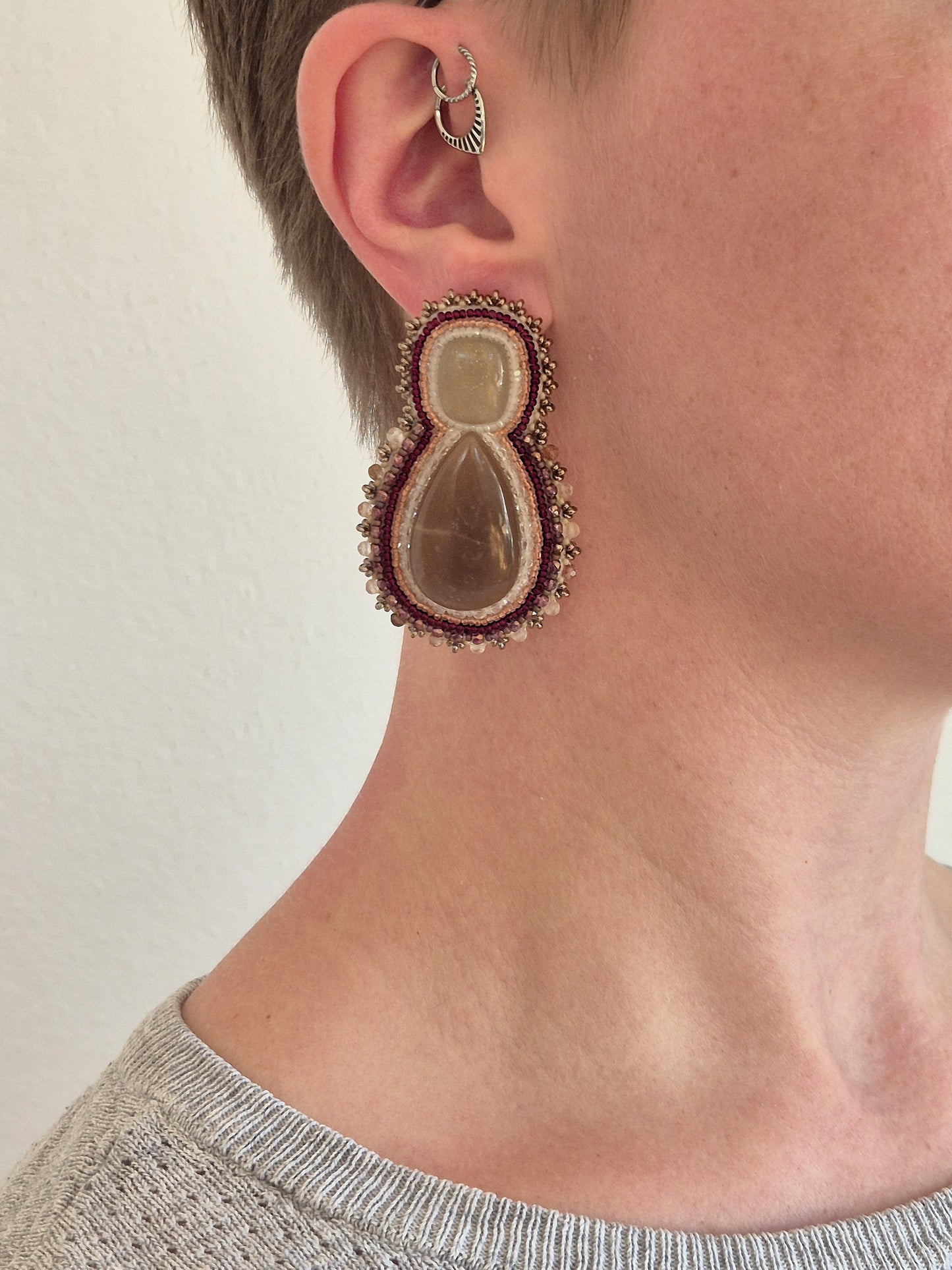 Mismatched Ohrringe mit Pfirsich-Mondstein