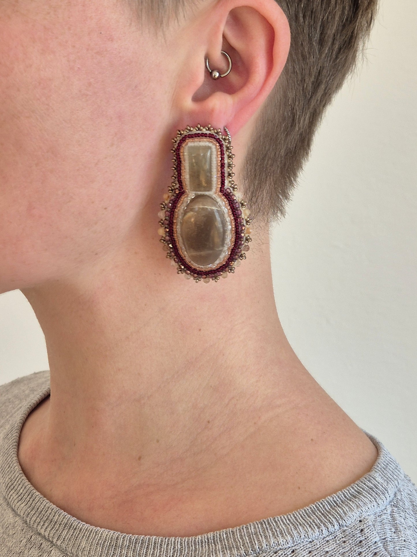 Mismatched Ohrringe mit Pfirsich-Mondstein