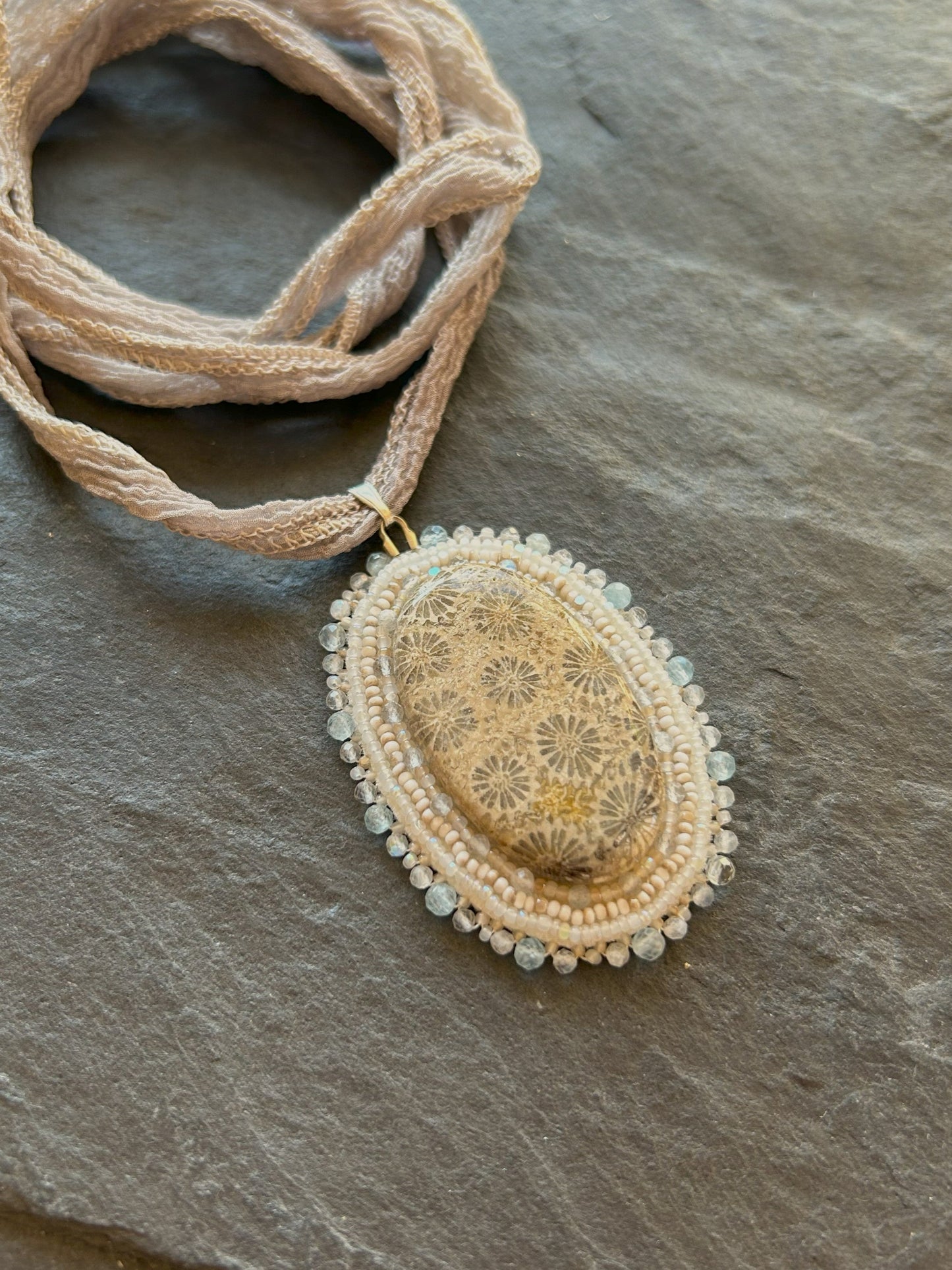 Fossiler Korallen-Anhänger mit Aquamarin- und Labradorit-Perlen