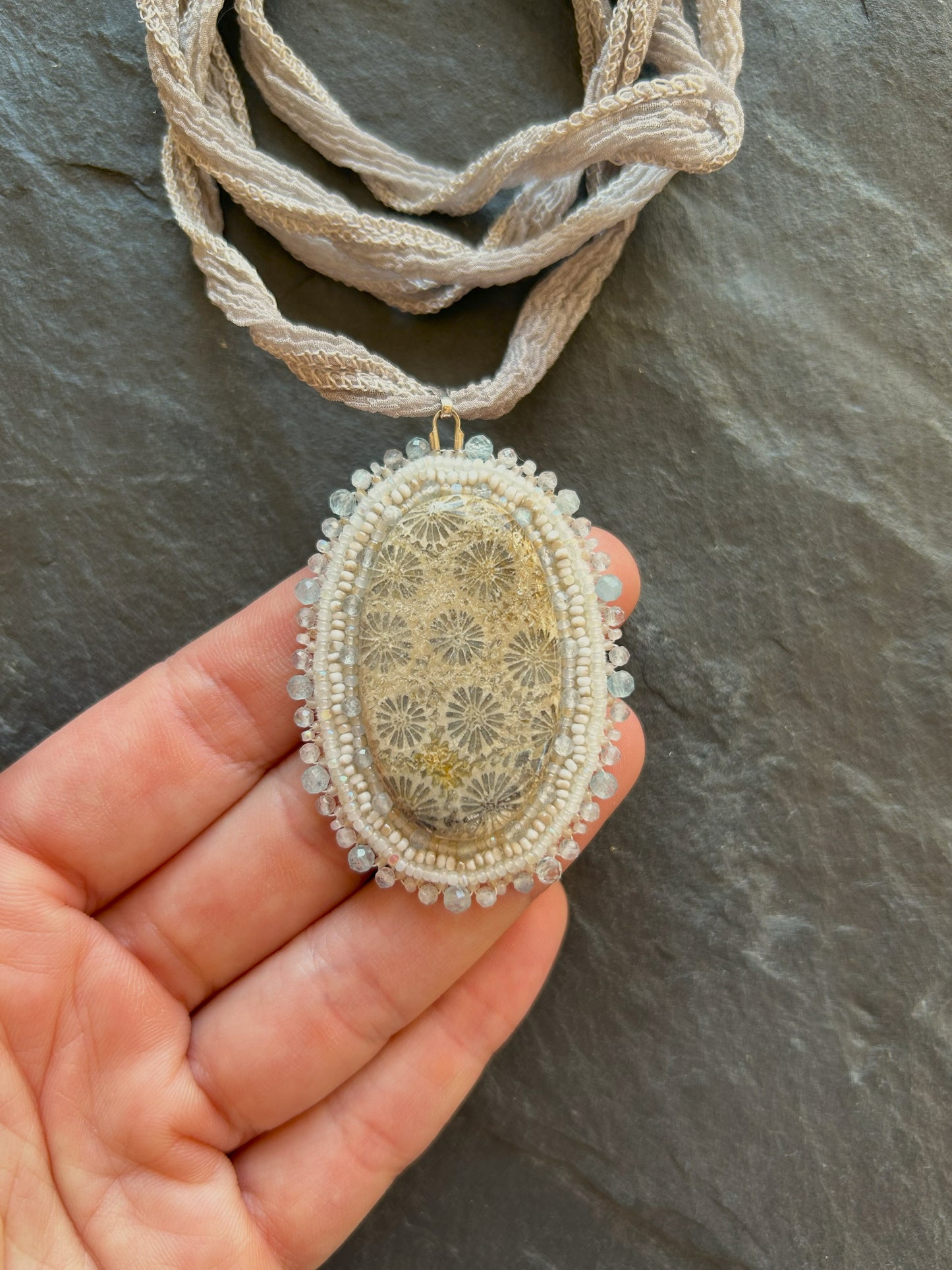Fossiler Korallen-Anhänger mit Aquamarin- und Labradorit-Perlen