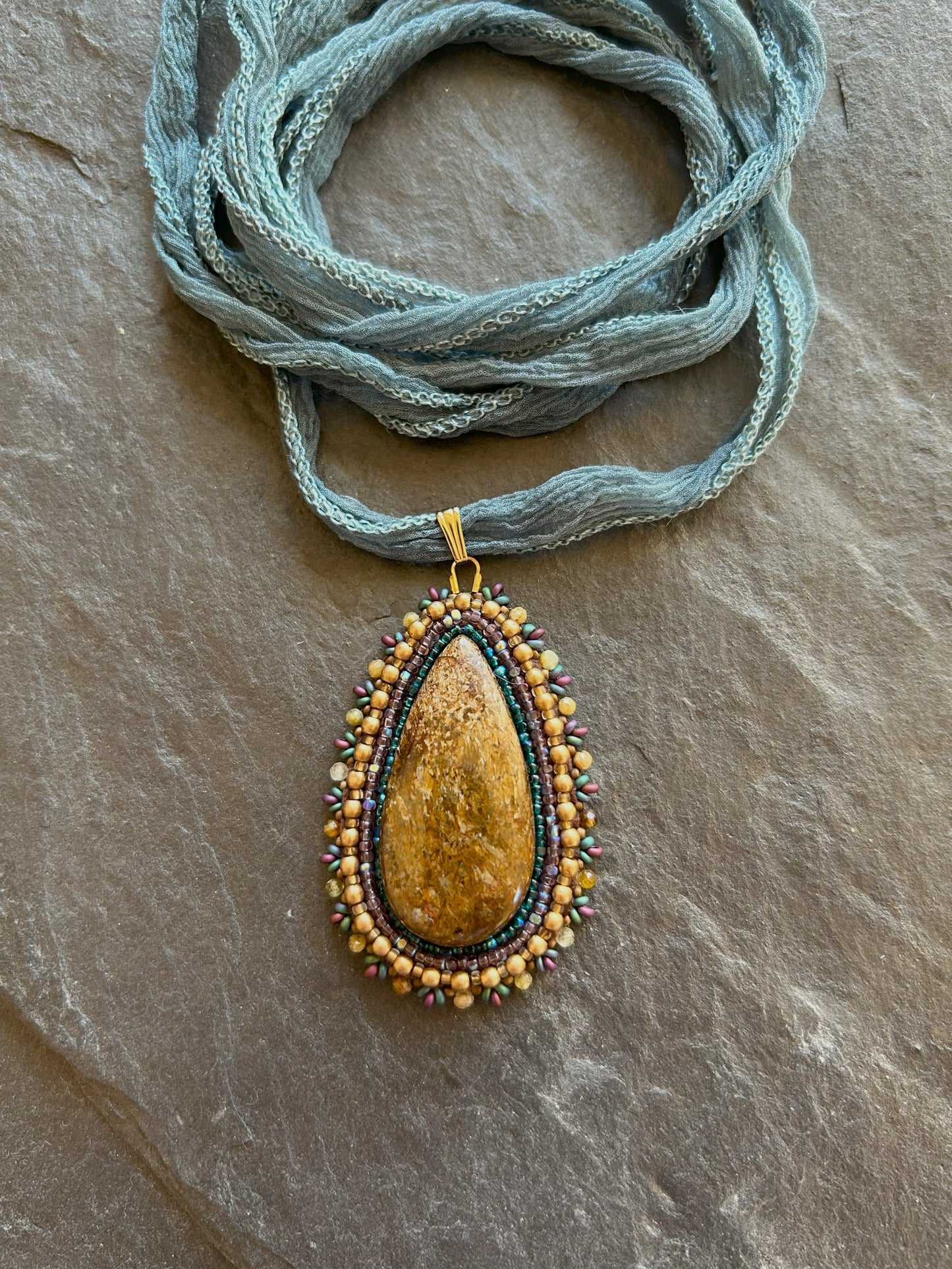 Bronzit-Anhänger mit Granat-Perlen