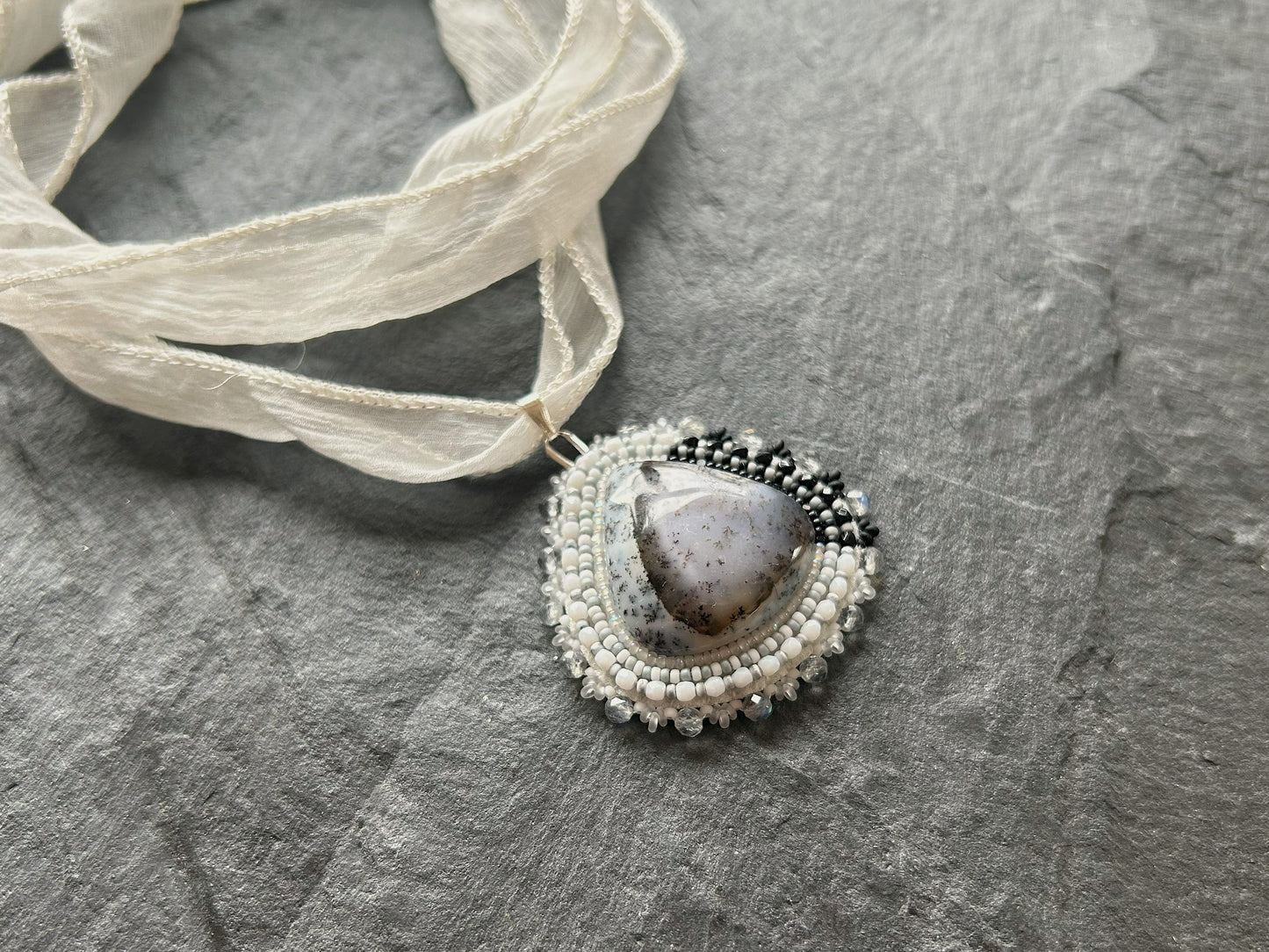 Dendritischer Opal-Anhänger mit Labradorit-Perlen