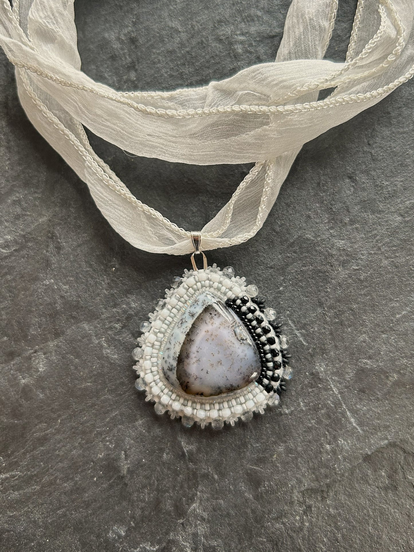 Dendritischer Opal-Anhänger mit Labradorit-Perlen
