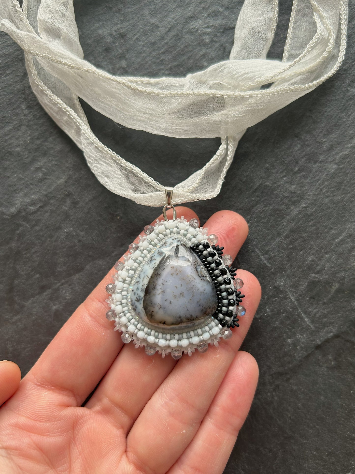 Dendritischer Opal-Anhänger mit Labradorit-Perlen