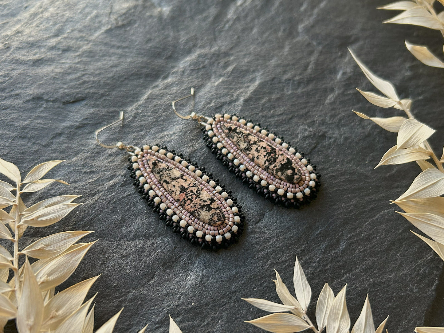 Hänge-Ohrringe "Raquel" mit Schneeflocken-Obsidian - Beige & Schwarz