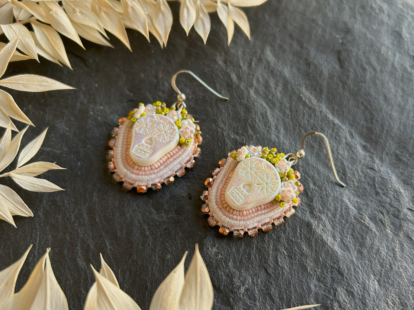 Totenkopf mit Blumenkrone Ohrringe "Tuwile" - Weiß & Pastelltönen