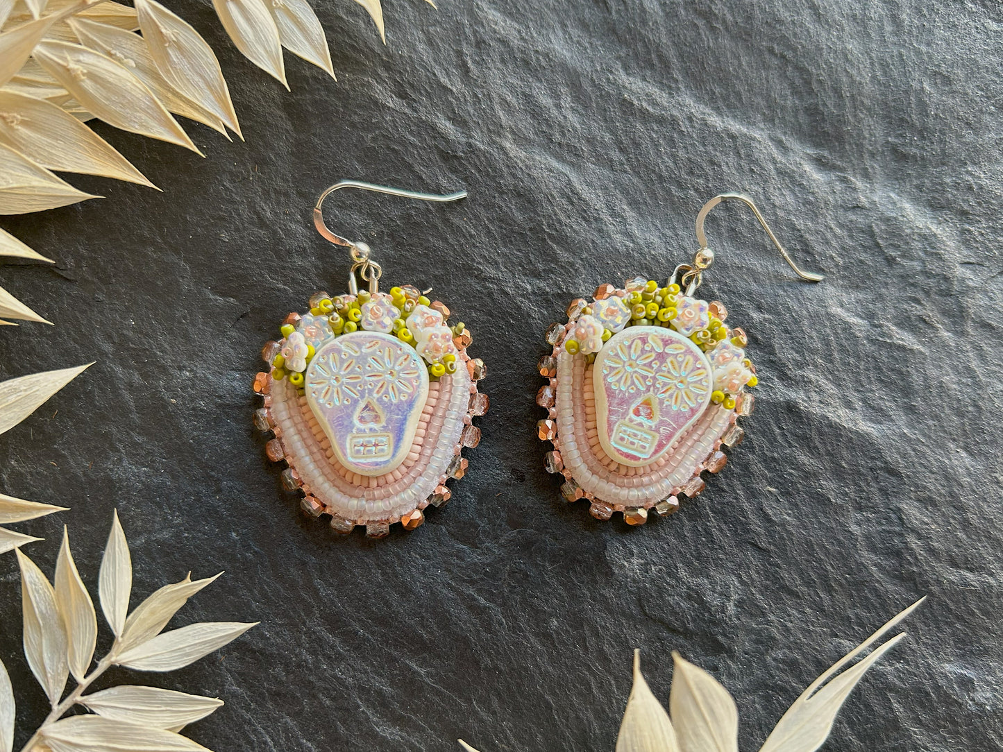 Totenkopf mit Blumenkrone Ohrringe "Tuwile" - Weiß & Pastelltönen