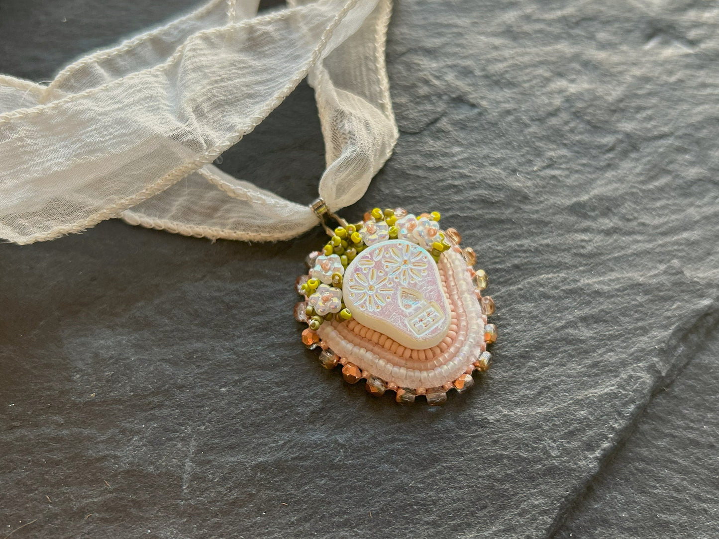 "Tuwile" Anhänger - Totenkopf mit Blumenkrone in Weiß & Pastelltönen
