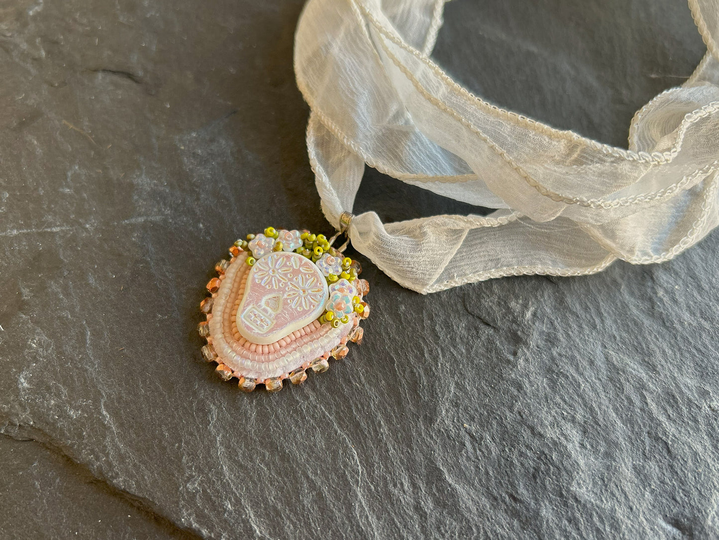 "Tuwile" Anhänger - Totenkopf mit Blumenkrone in Weiß & Pastelltönen