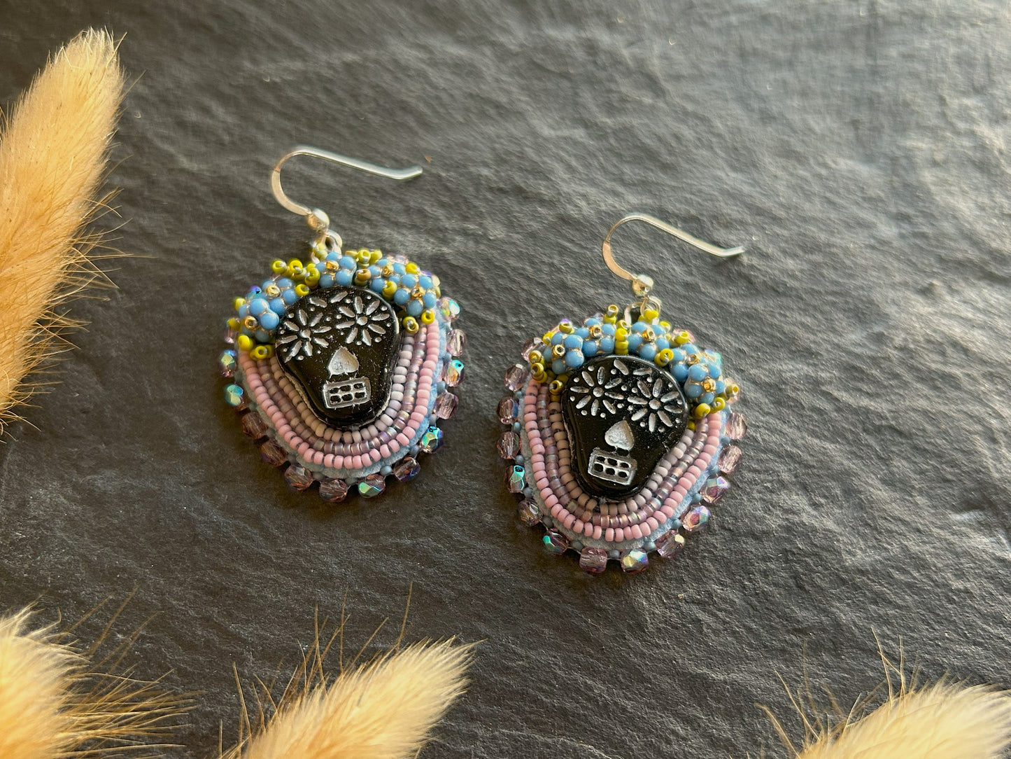 Totenkopf mit Blumenkrone Ohrringe "Tuwile" - Lila & Blau