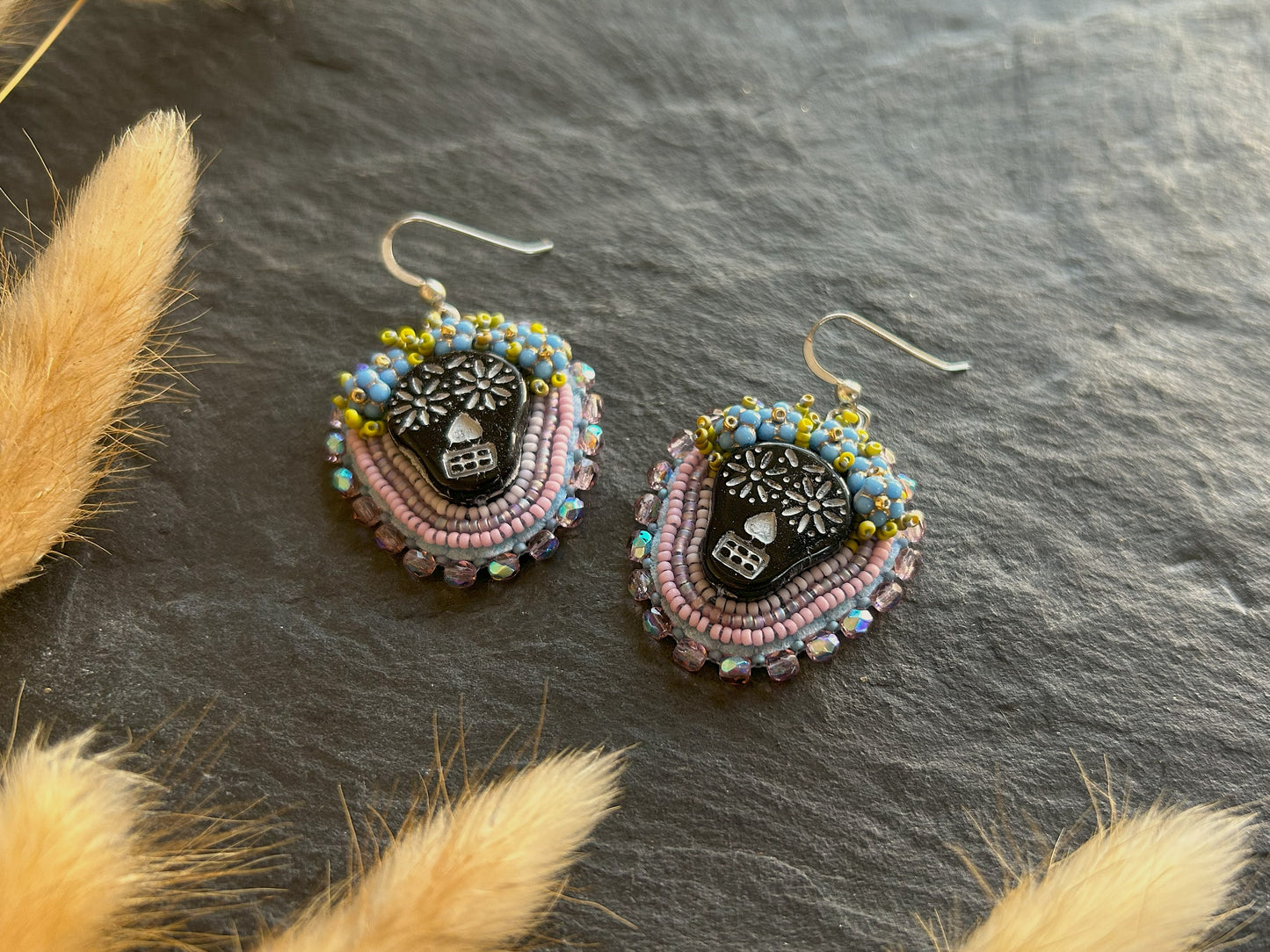 Totenkopf mit Blumenkrone Ohrringe "Tuwile" - Lila & Blau
