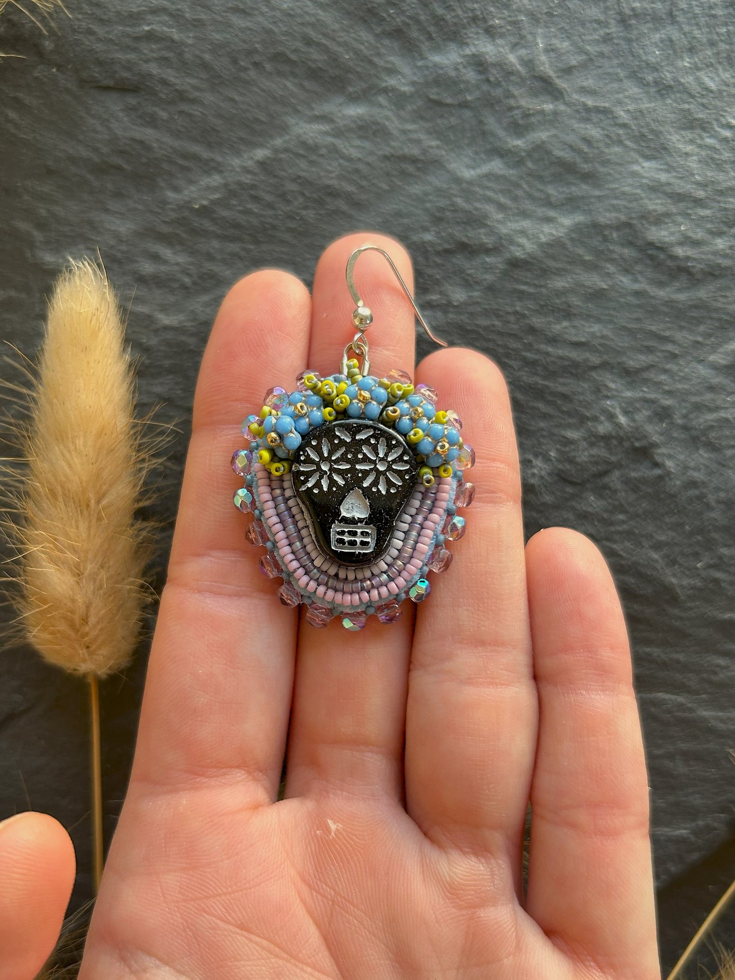 Totenkopf mit Blumenkrone Ohrringe "Tuwile" - Lila & Blau