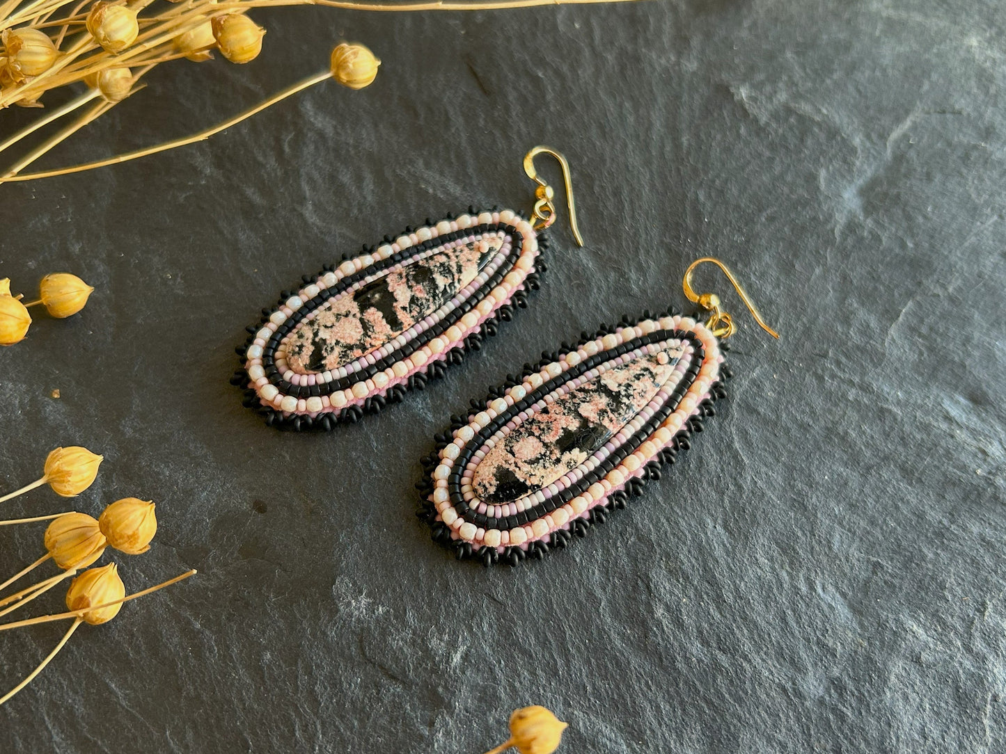 Hänge-Ohrringe "Raquel" mit Schneeflocken-Obsidian - Pastell Pink & Schwarz