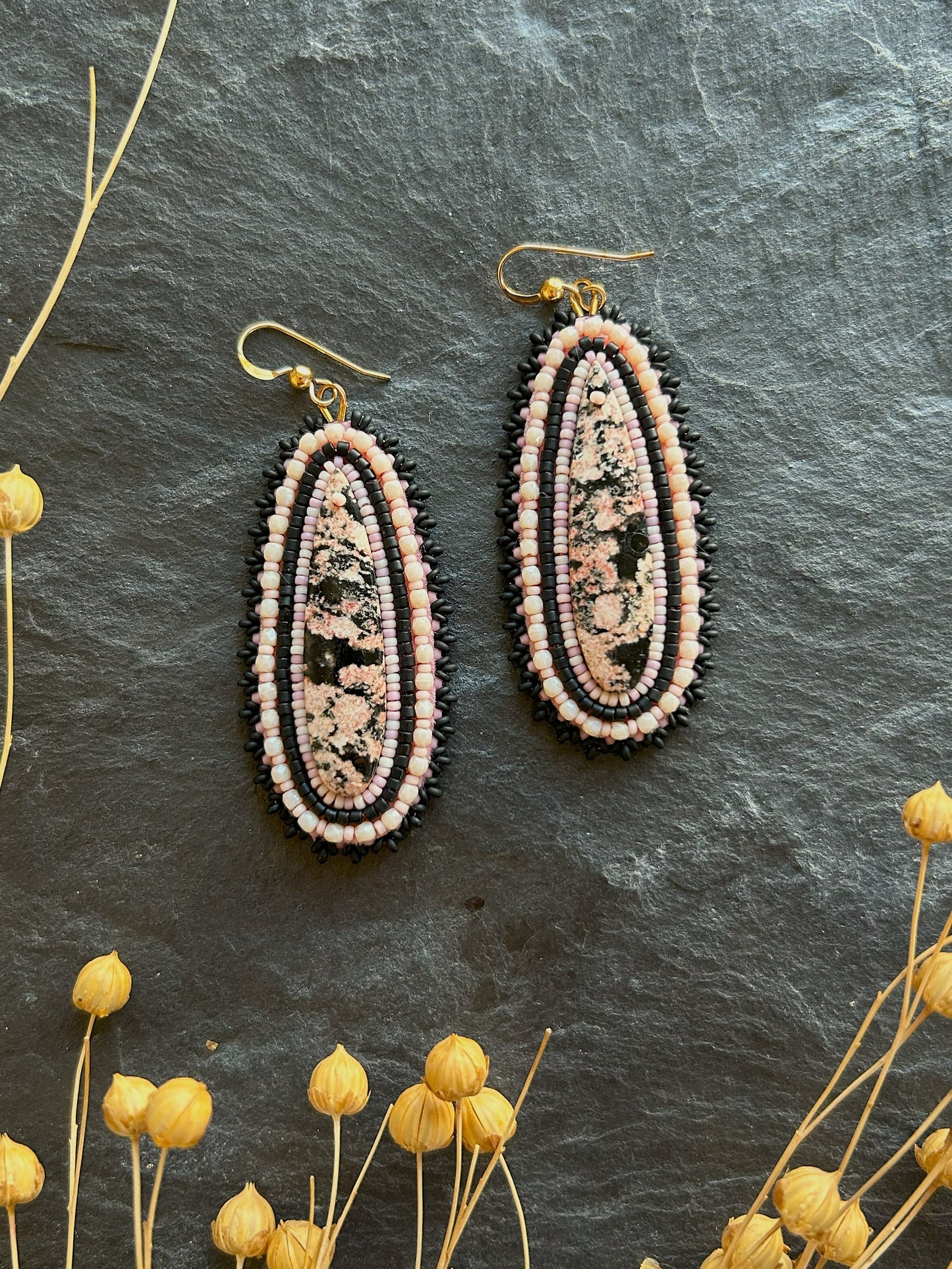 Hänge-Ohrringe "Raquel" mit Schneeflocken-Obsidian - Pastell Pink & Schwarz