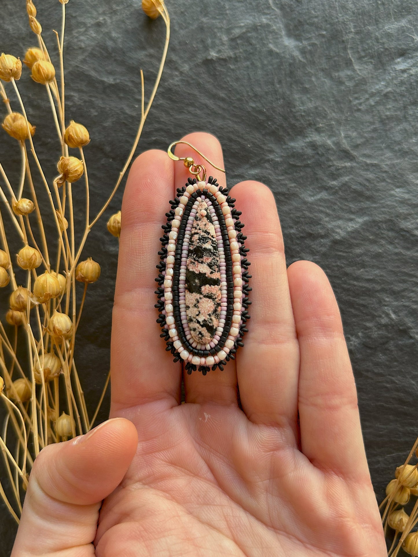 Hänge-Ohrringe "Raquel" mit Schneeflocken-Obsidian - Pastell Pink & Schwarz