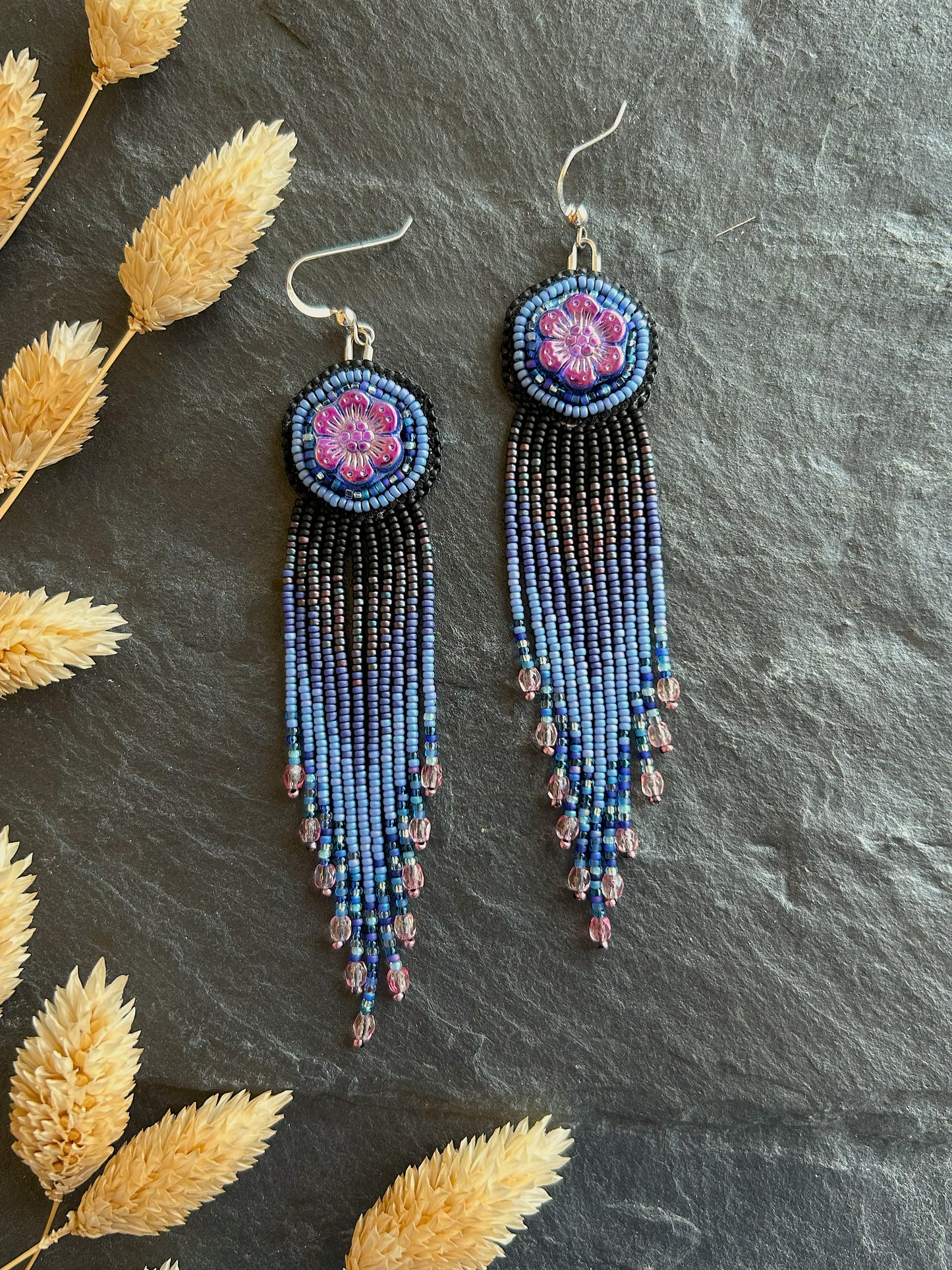 Blumen-Ohrringe "Radka" mit feinen Fransen - Schwarz, Blau & Pink