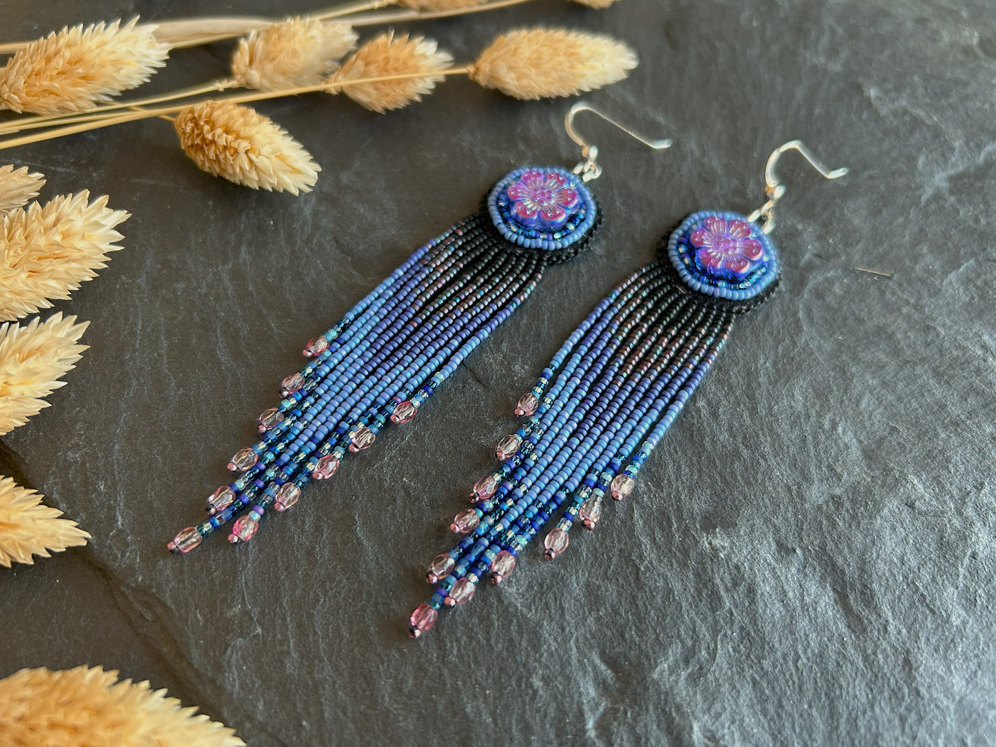 Blumen-Ohrringe "Radka" mit feinen Fransen - Schwarz, Blau & Pink