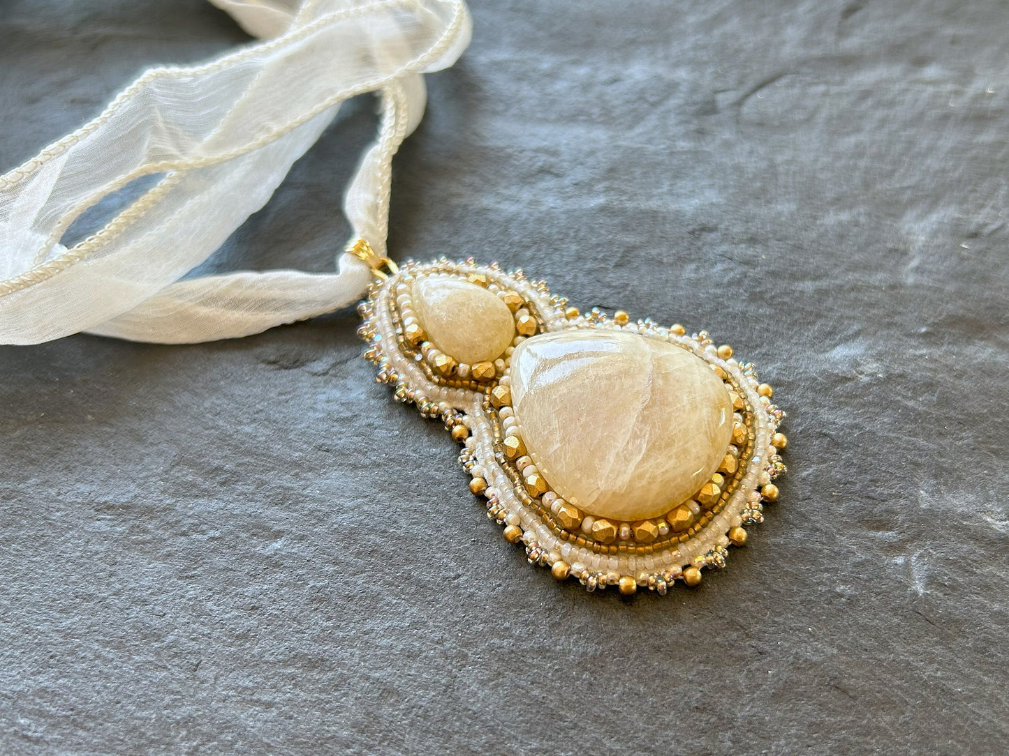 Statement Mondstein-Anhänger mit goldenen Glasperlen