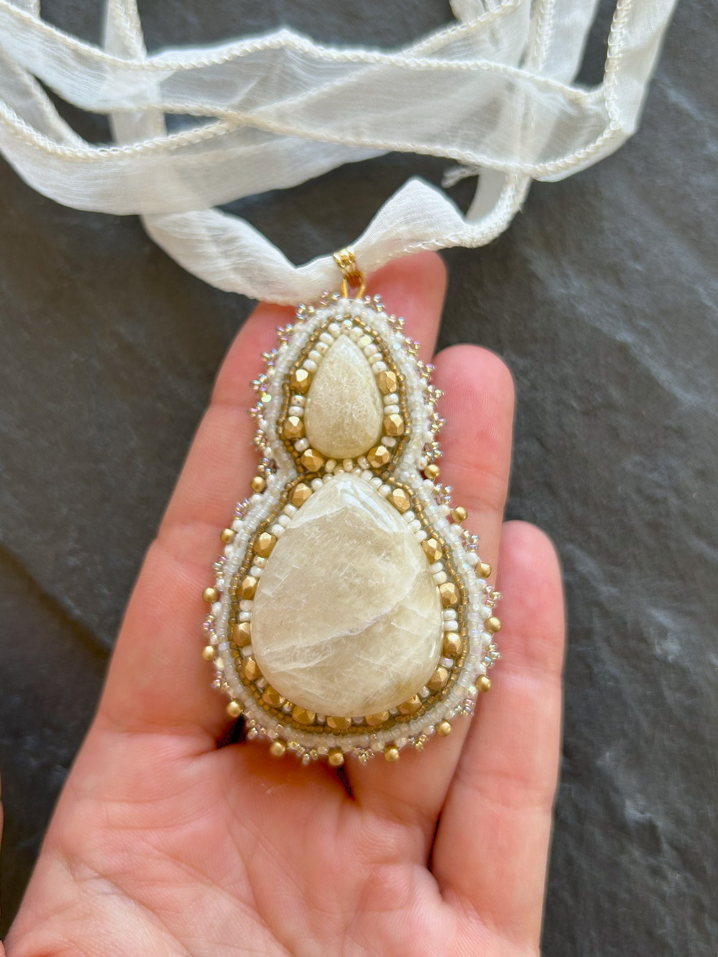 Statement Mondstein-Anhänger mit goldenen Glasperlen