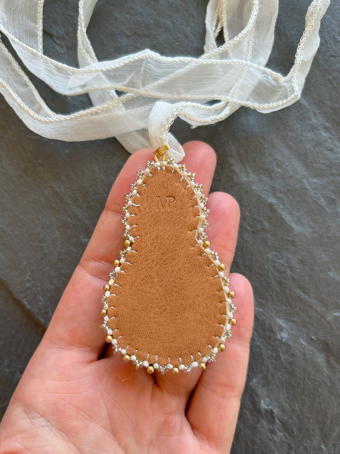 Statement Mondstein-Anhänger mit goldenen Glasperlen