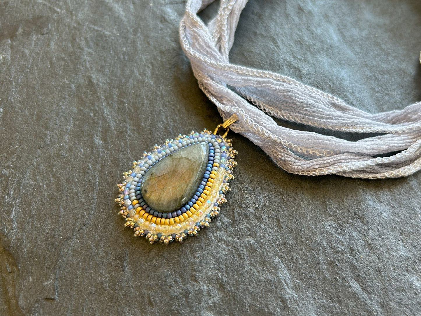 Kleiner Labradorit-Anhänger mit gelb-blauem Feuer