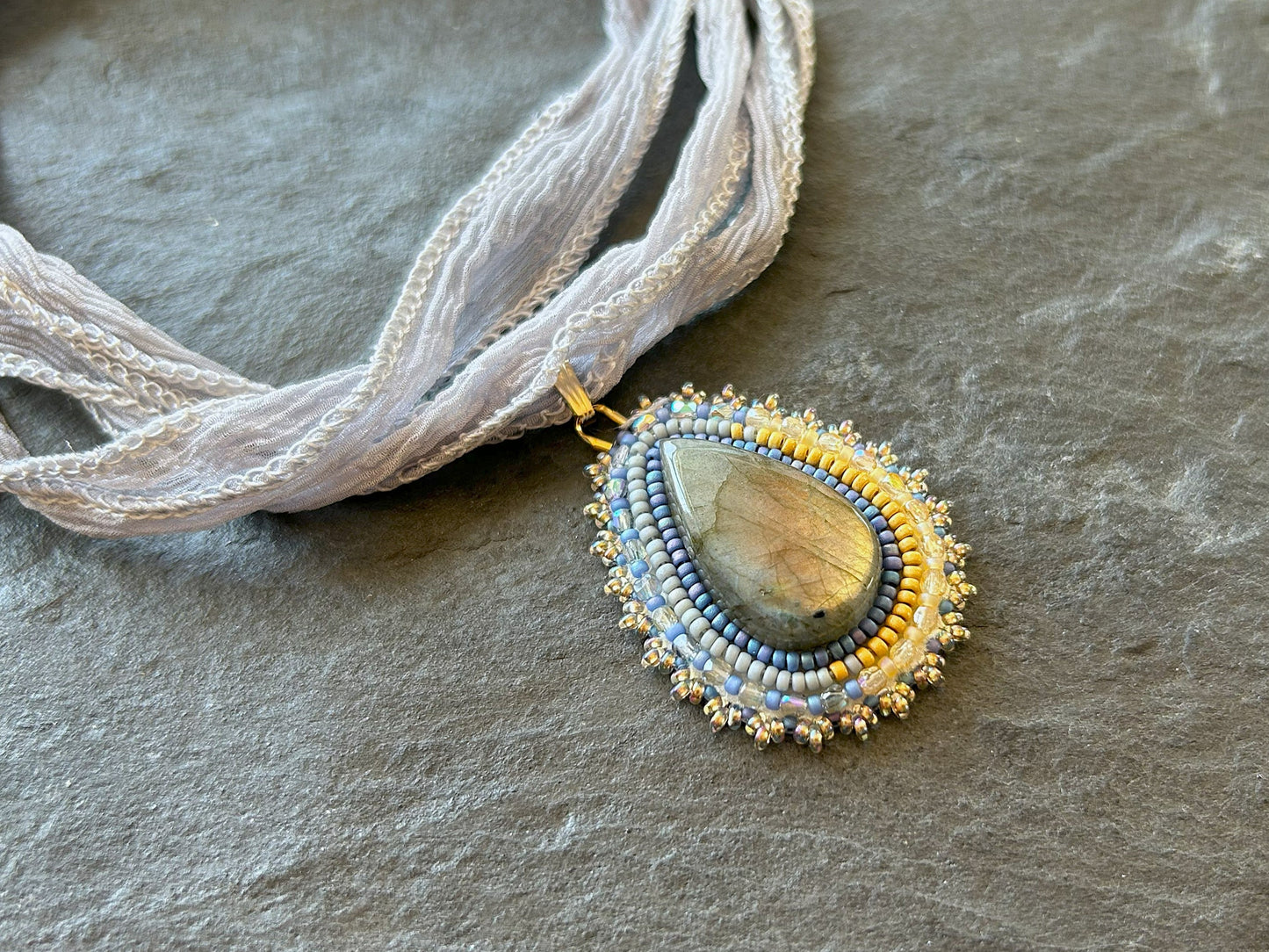 Kleiner Labradorit-Anhänger mit gelb-blauem Feuer