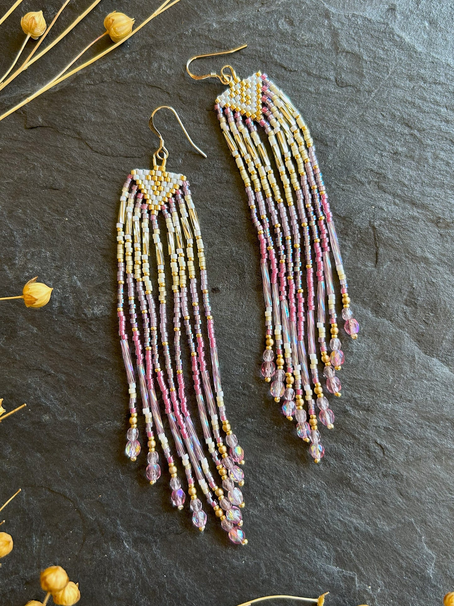 Kleine Ohrringe "Sheila" mit schillernden Fransen - Gold & Pink