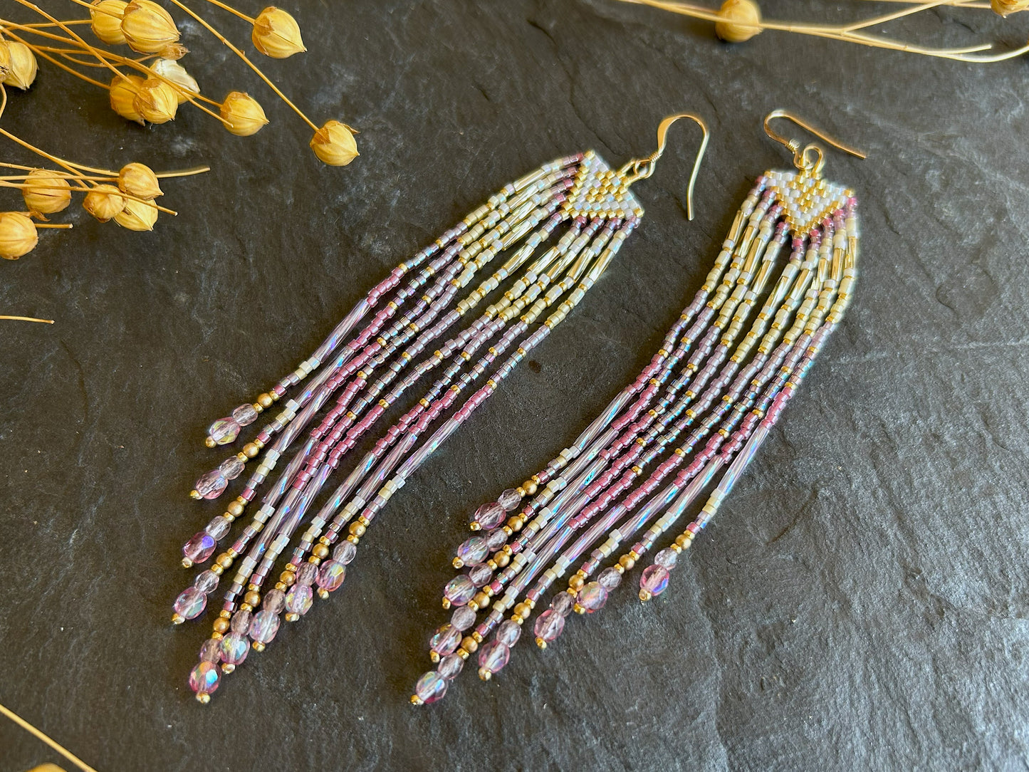 Kleine Ohrringe "Sheila" mit schillernden Fransen - Gold & Pink