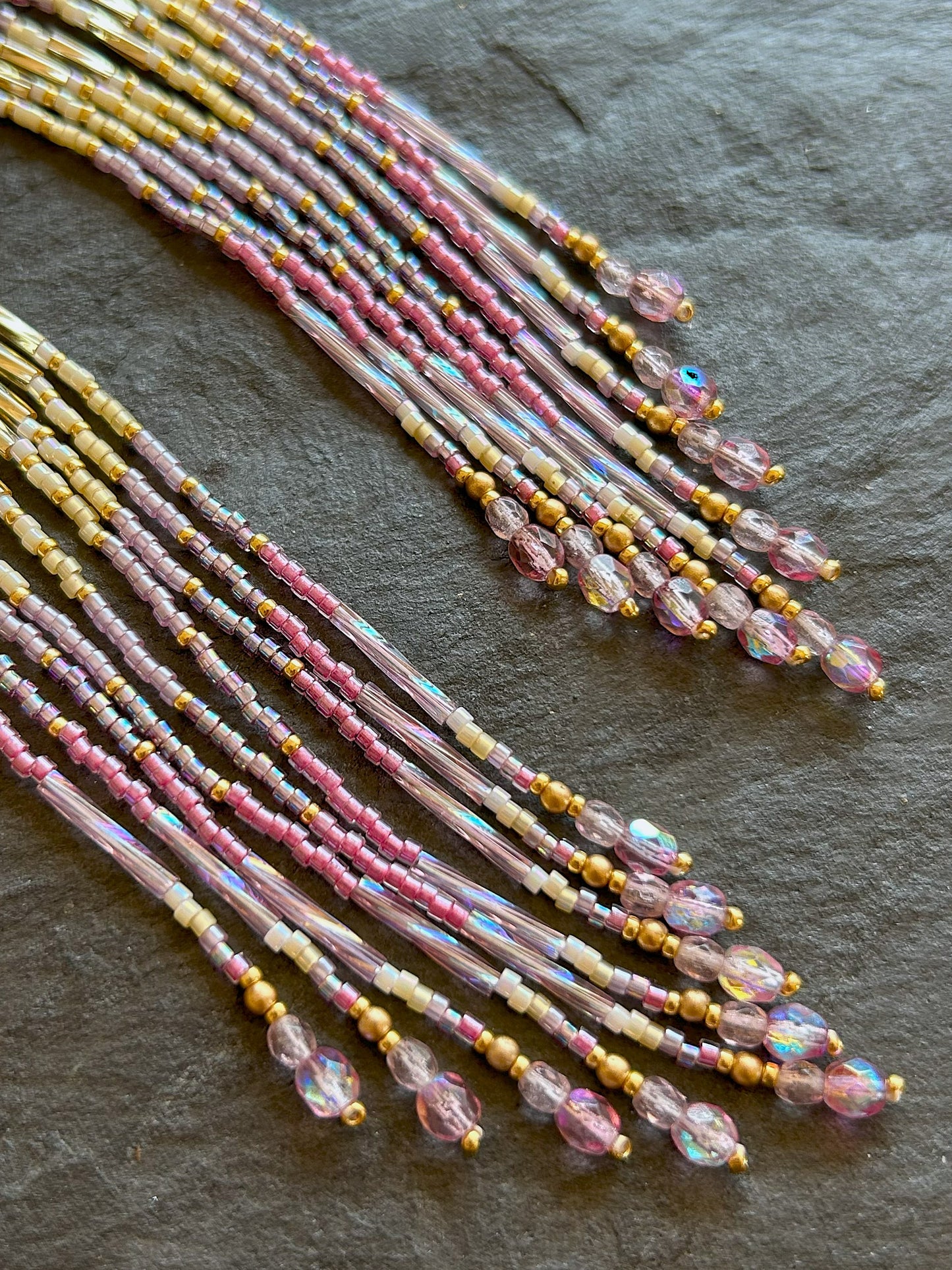 Kleine Ohrringe "Sheila" mit schillernden Fransen - Gold & Pink