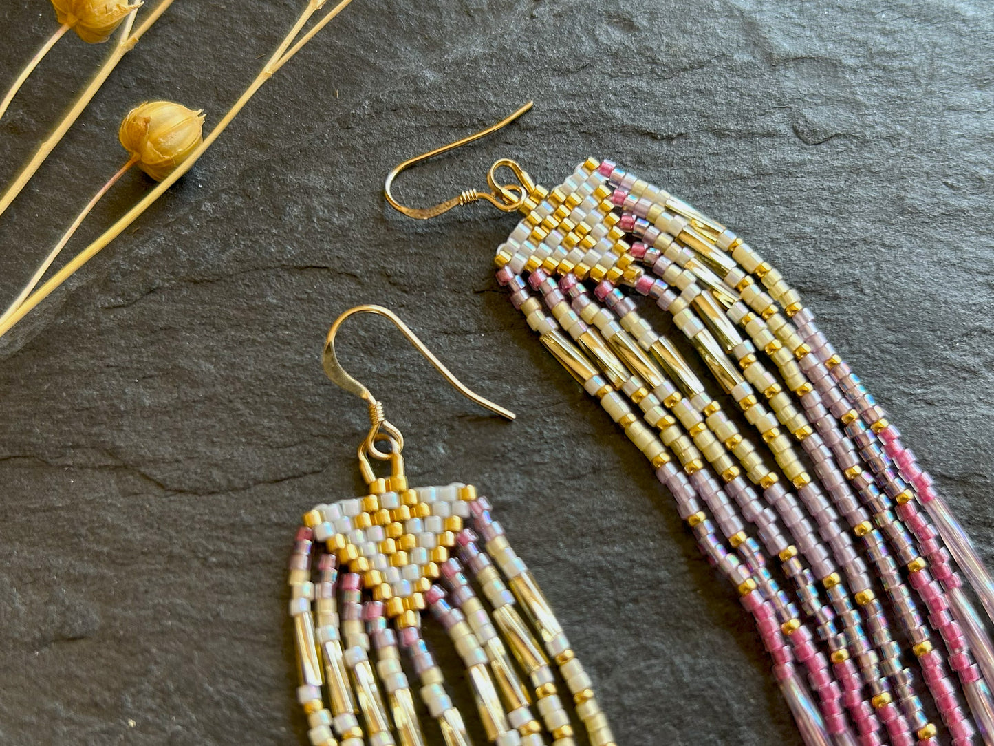 Kleine Ohrringe "Sheila" mit schillernden Fransen - Gold & Pink