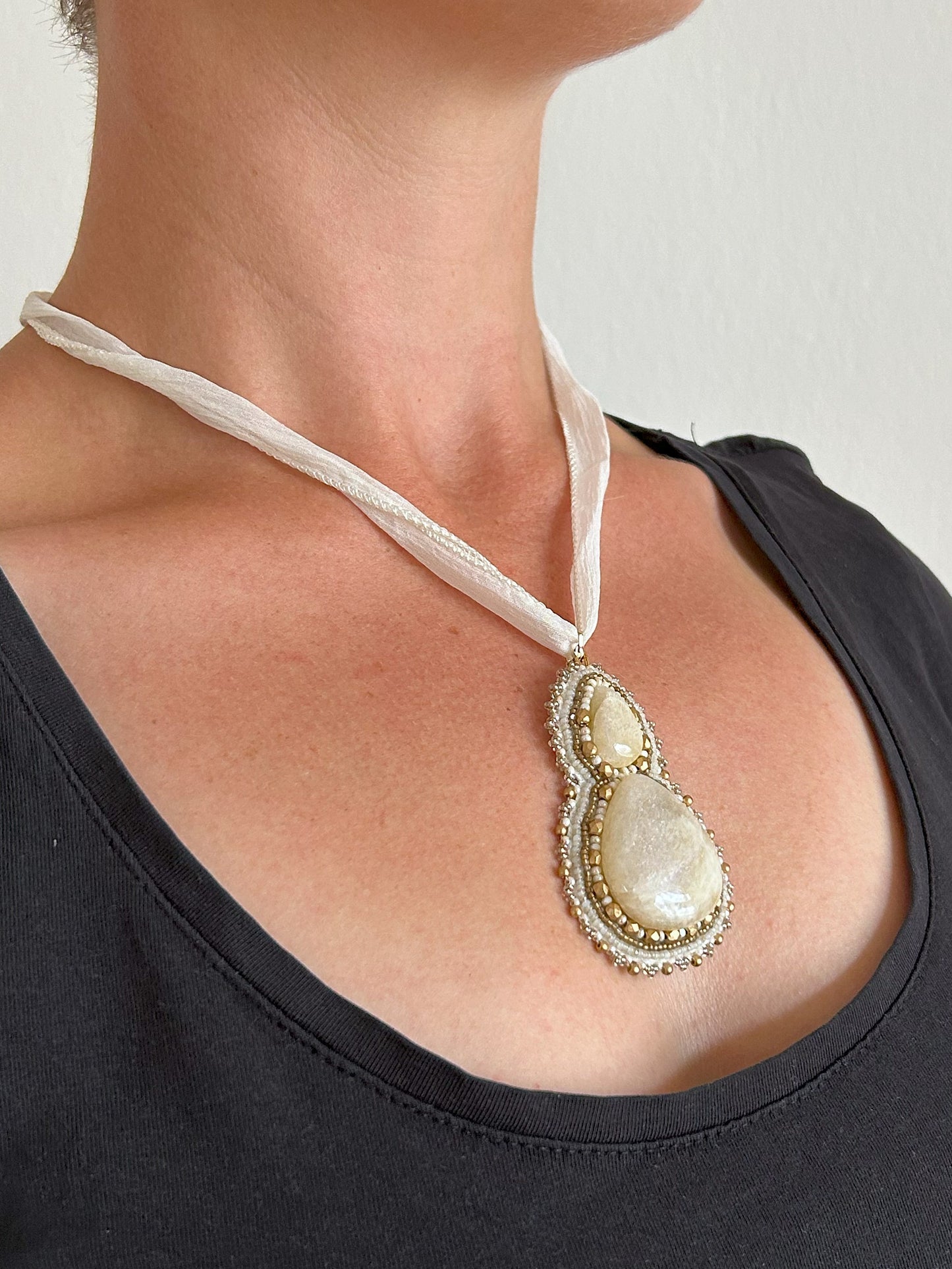 Statement Mondstein-Anhänger mit goldenen Glasperlen