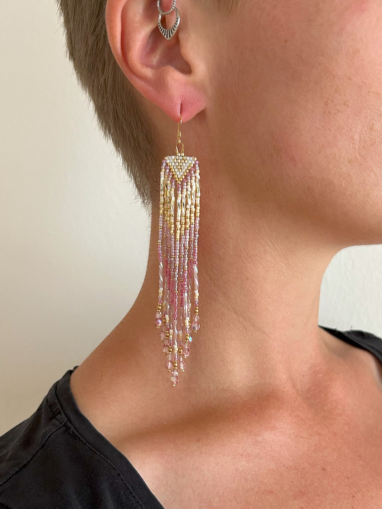 Kleine Ohrringe "Sheila" mit schillernden Fransen - Gold & Pink
