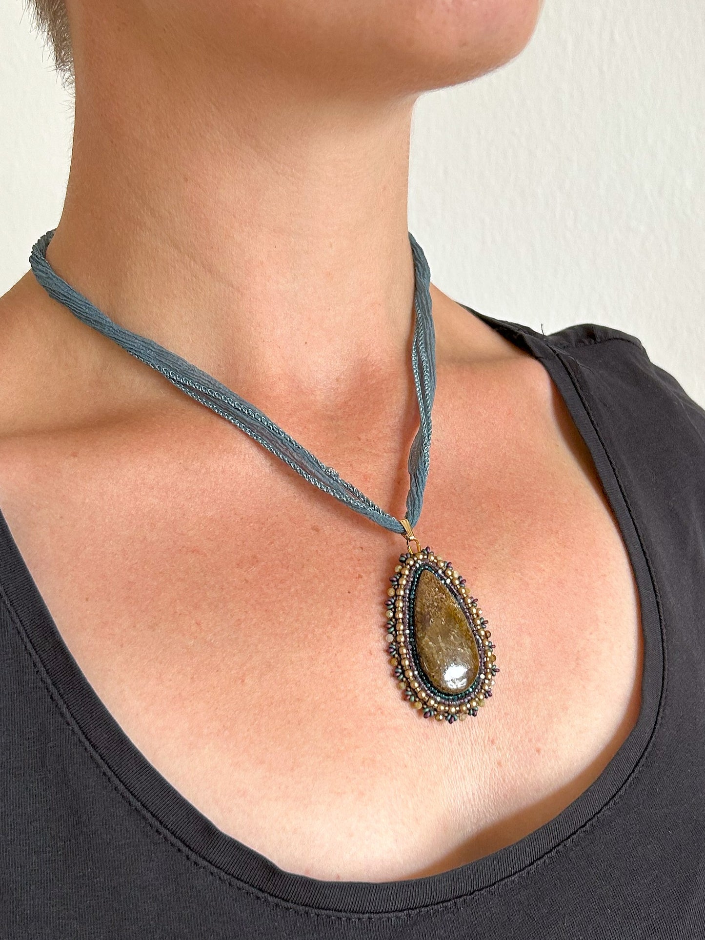 Bronzit-Anhänger mit Granat-Perlen