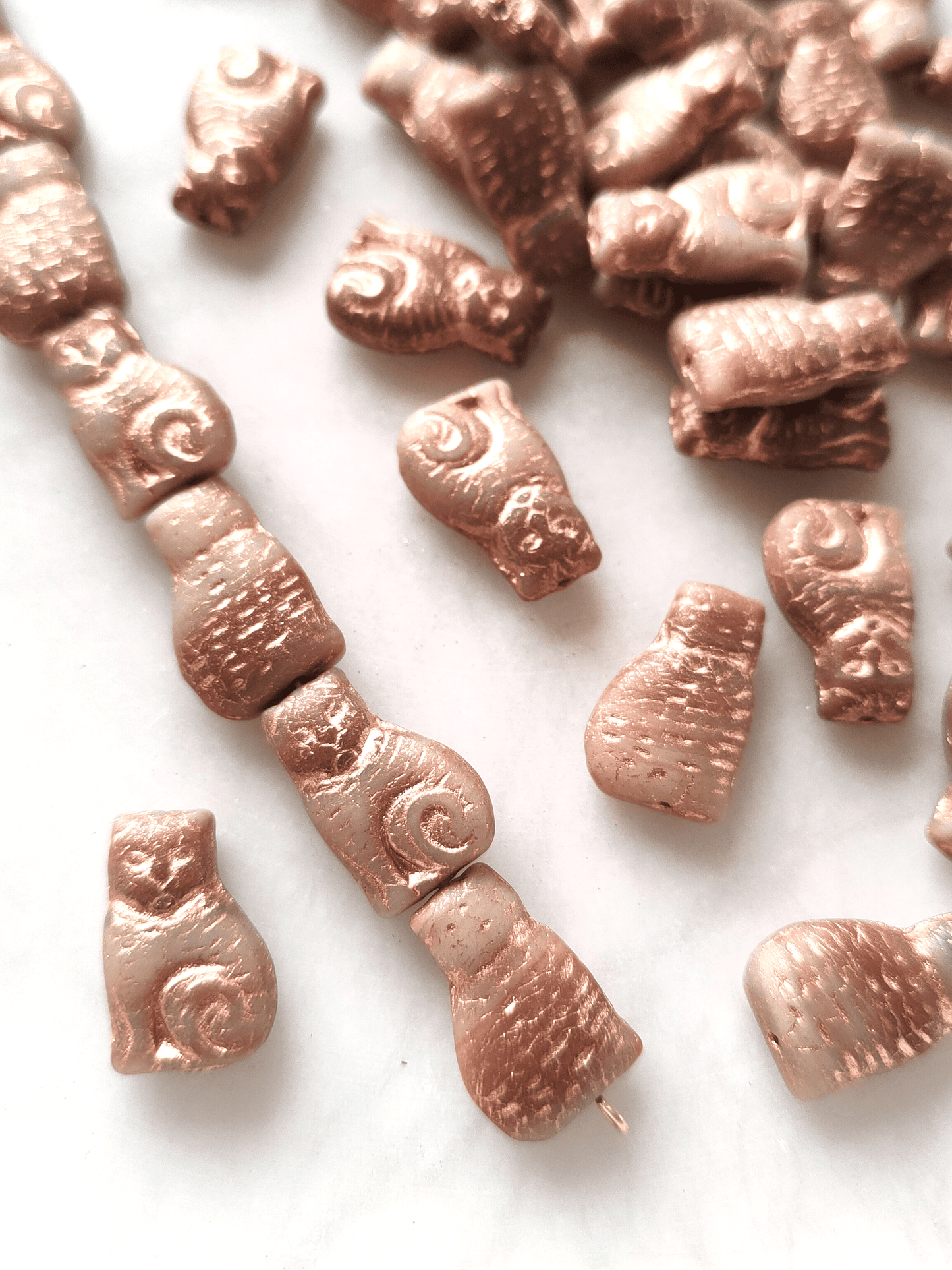 Sitting cat beads 17mm - beige, brown & copper