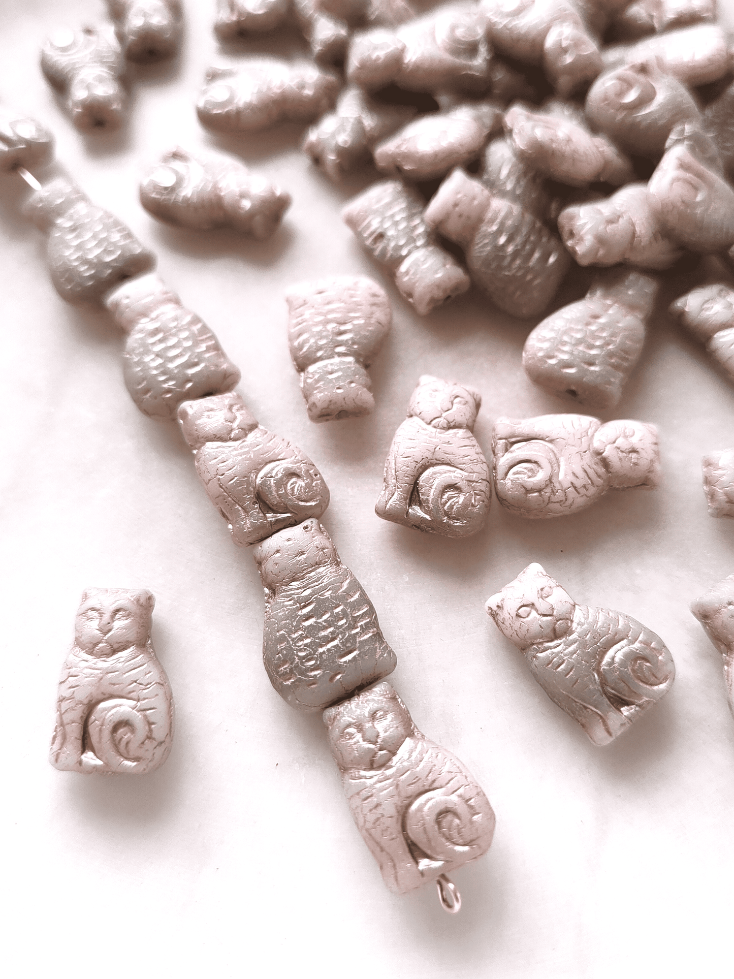 Sitting cat beads 17mm - beige, gray & silver