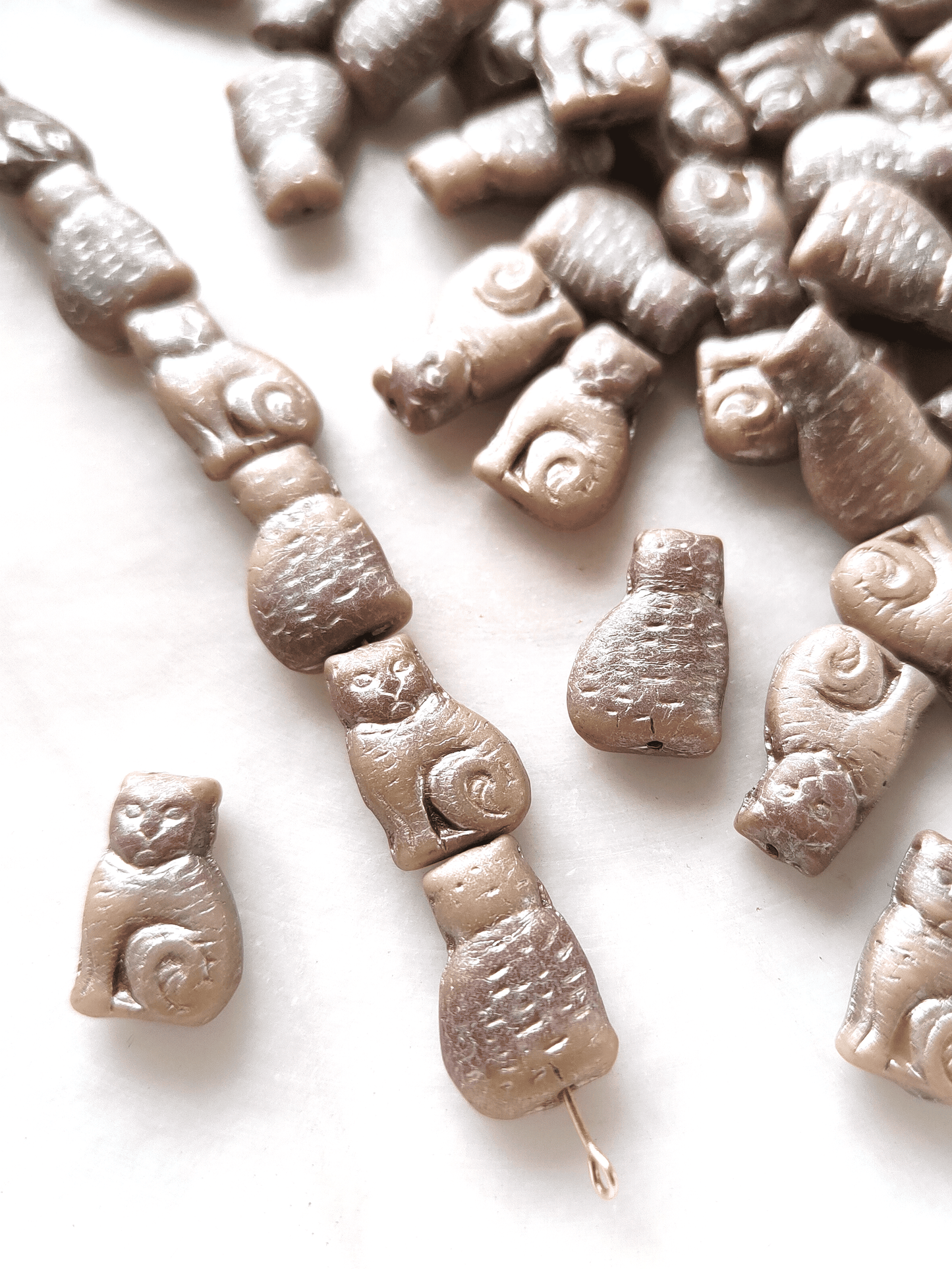 Sitting cat beads 17mm - beige, brown & silver