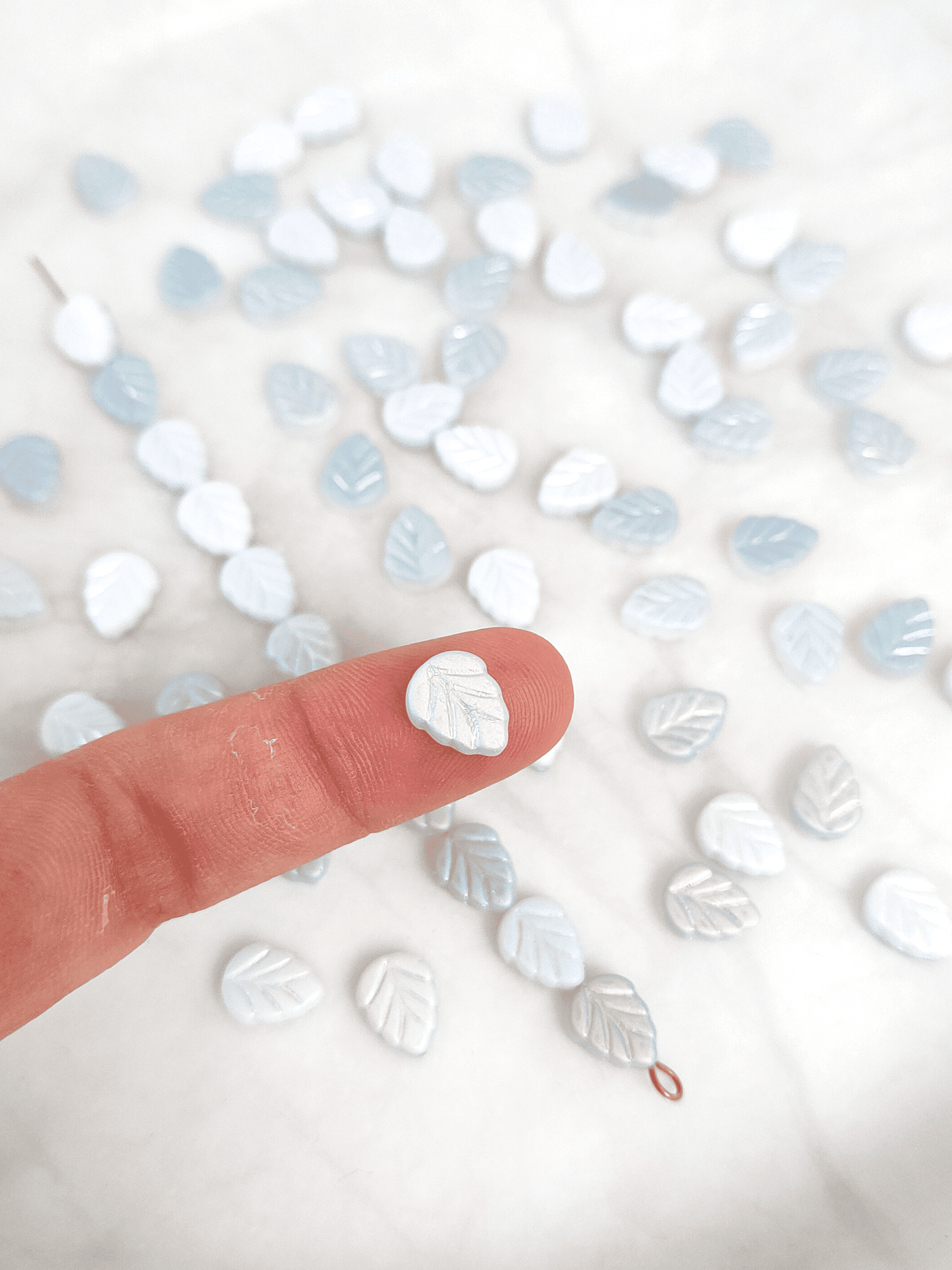 Minzblätter 10mm - bereift Weiß Iris