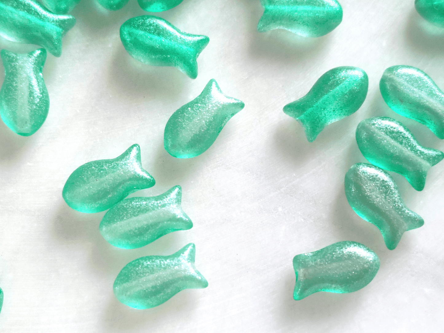 Fish beads 10x6mm - mint green & silver glitter