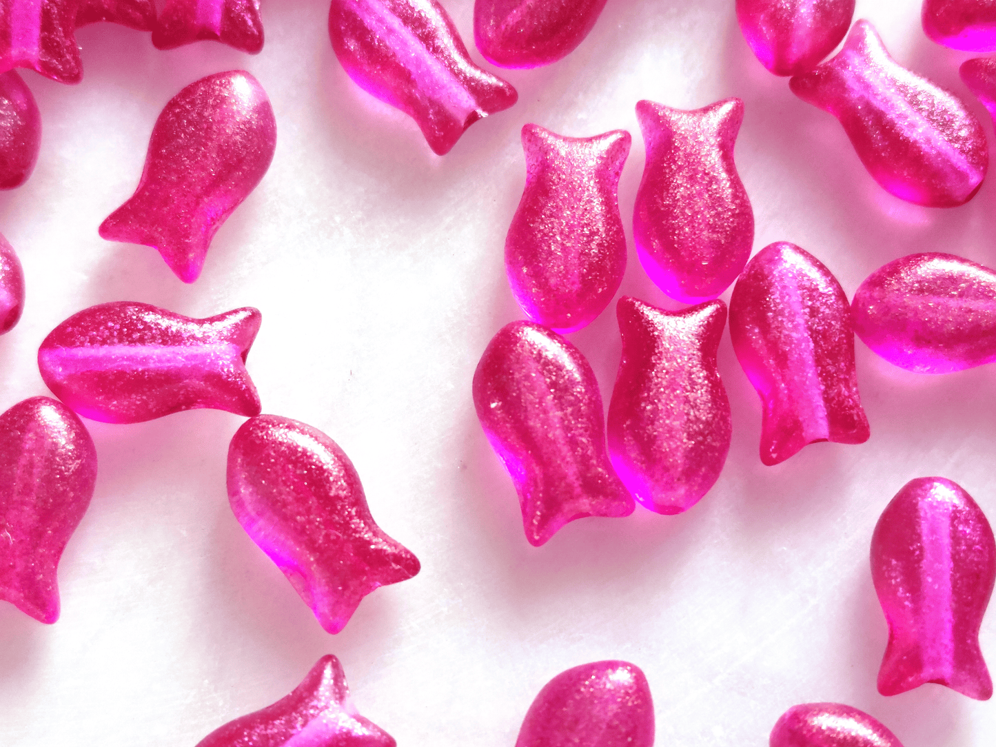 Fish beads 10x6mm - deep pink & gold glitter