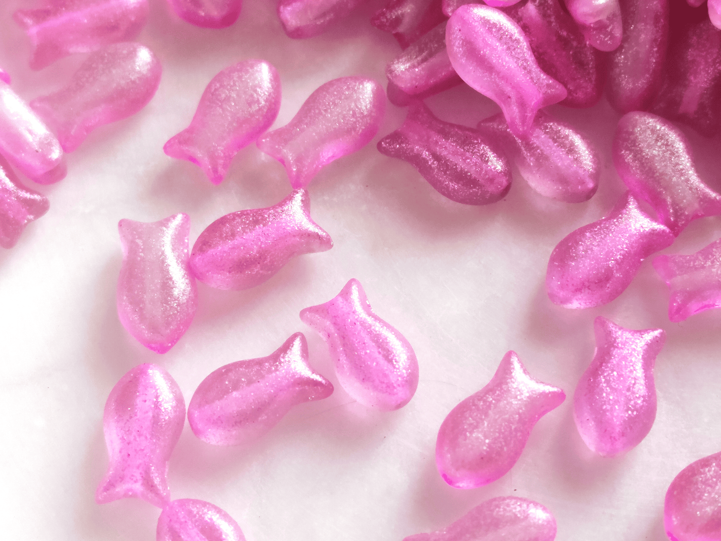 Fish beads 10x6mm - pink & silver glitter