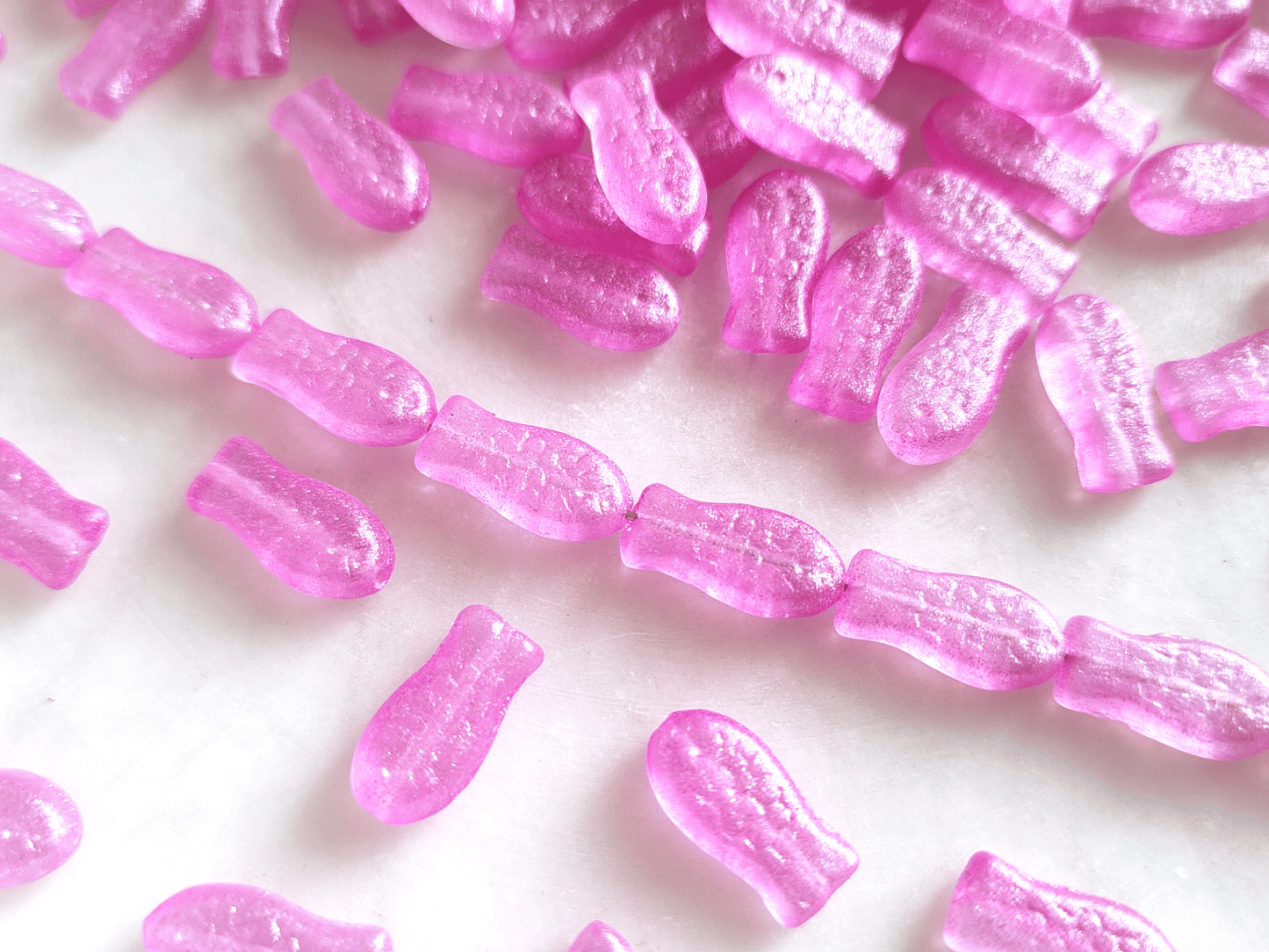 Chubby fish 14x7mm - pink shimmer