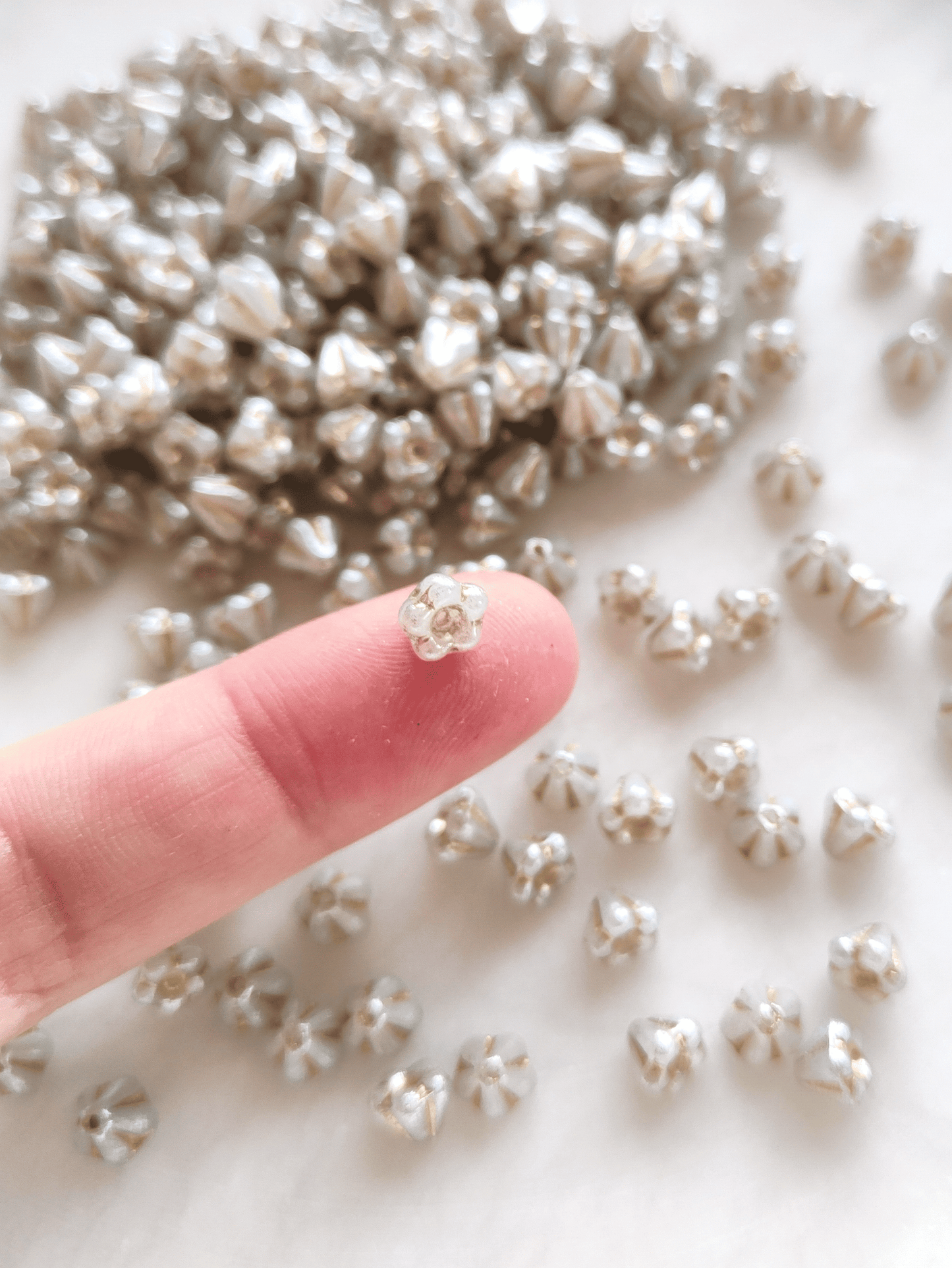 Schlüsselblumen 4x6mm - Hellgrau & Gold