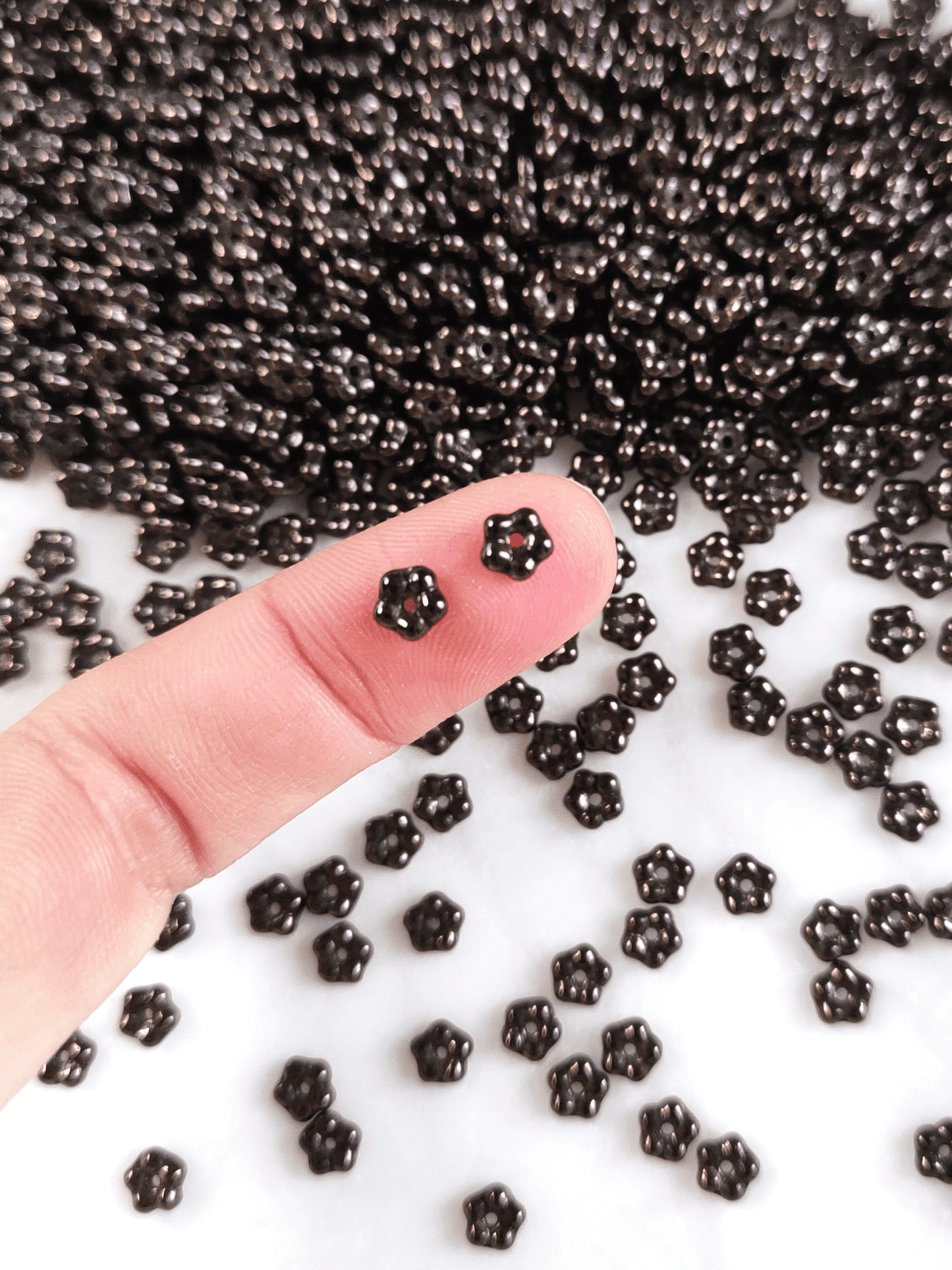 Forget-me-not flower beads 5mm - black