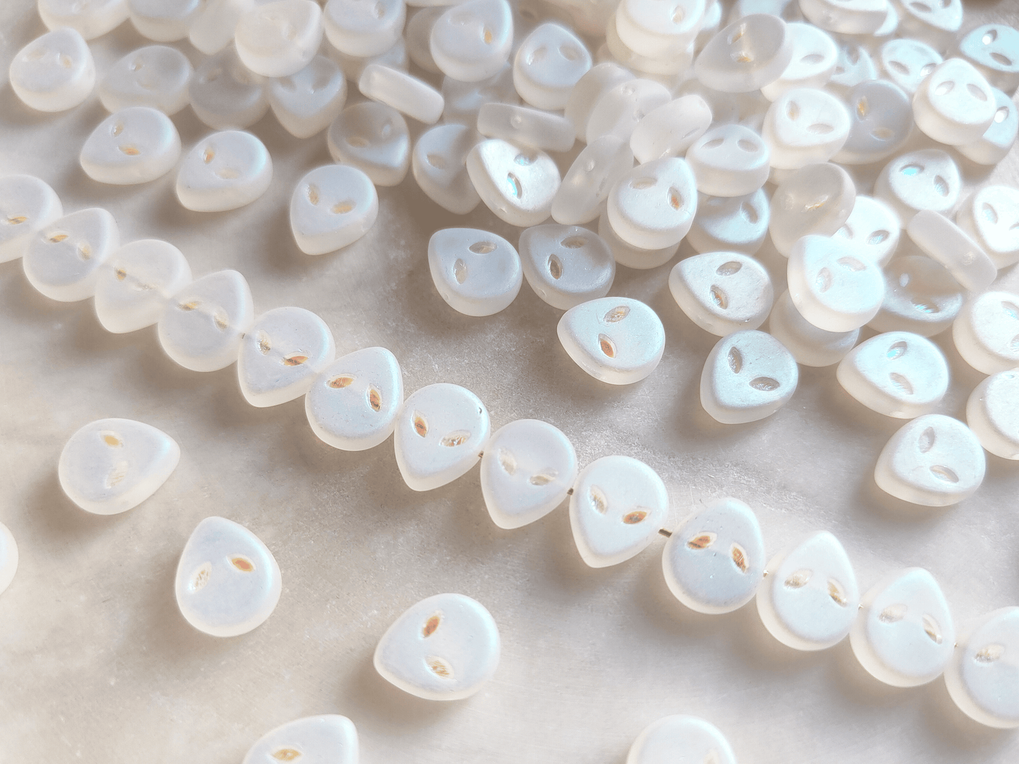 Alienköpfe 9x11mm - matt Weiß Iris