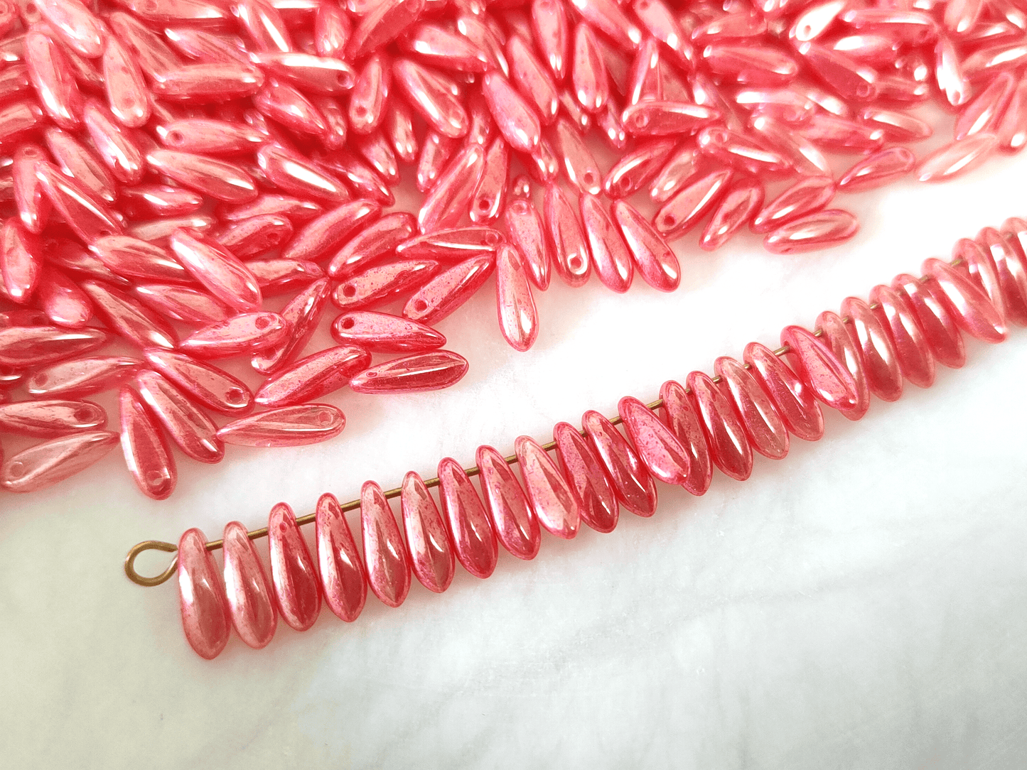 Dagger beads 3x11mm - shiny pink