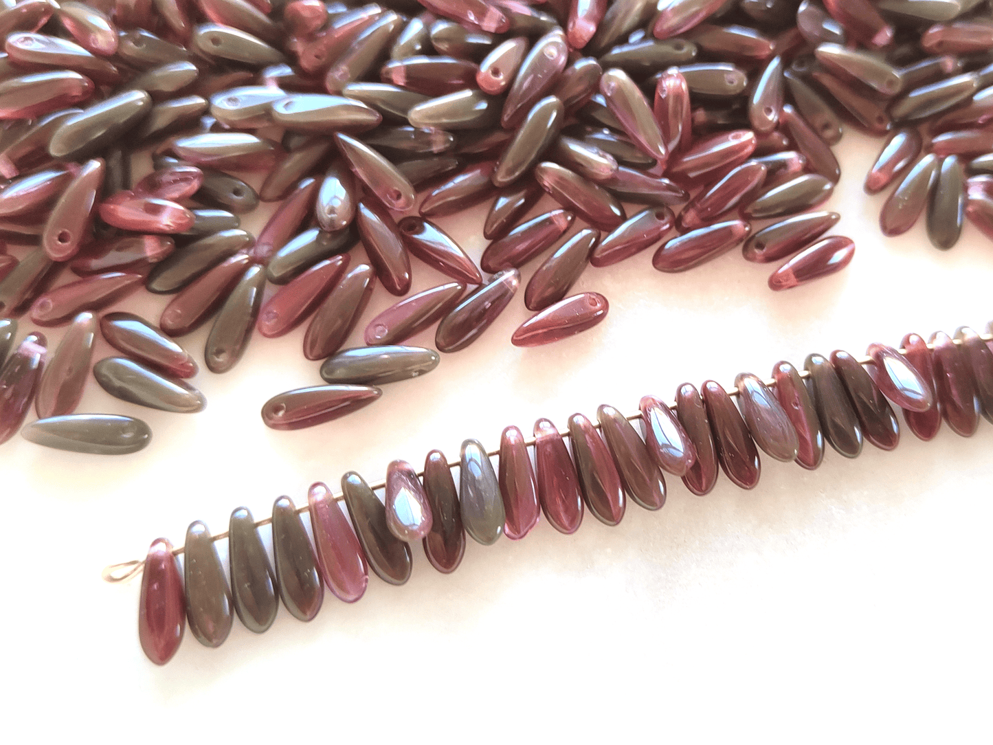 Dagger beads 3x11mm - red & grey