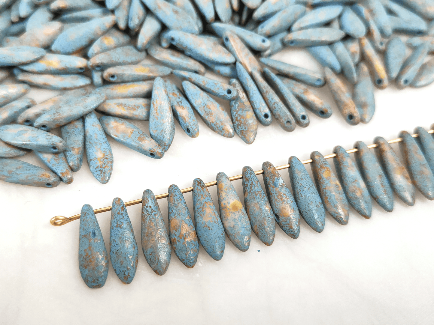 Dagger beads 5x16mm - beige & light blue