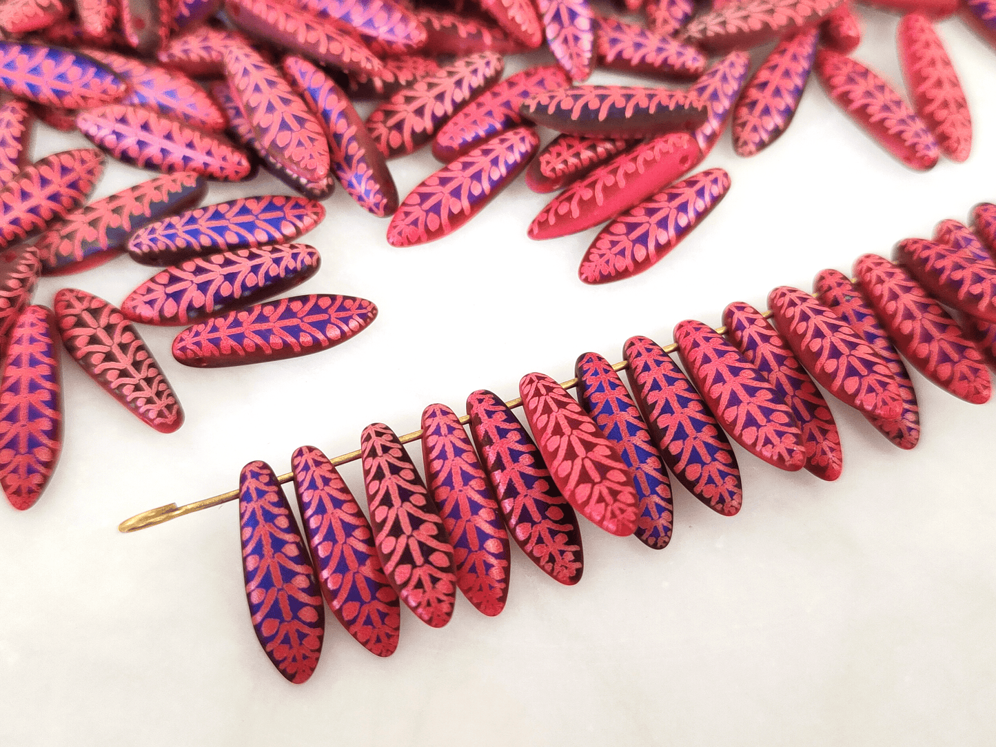 Dagger beads 5x16mm - red & purple delicate print