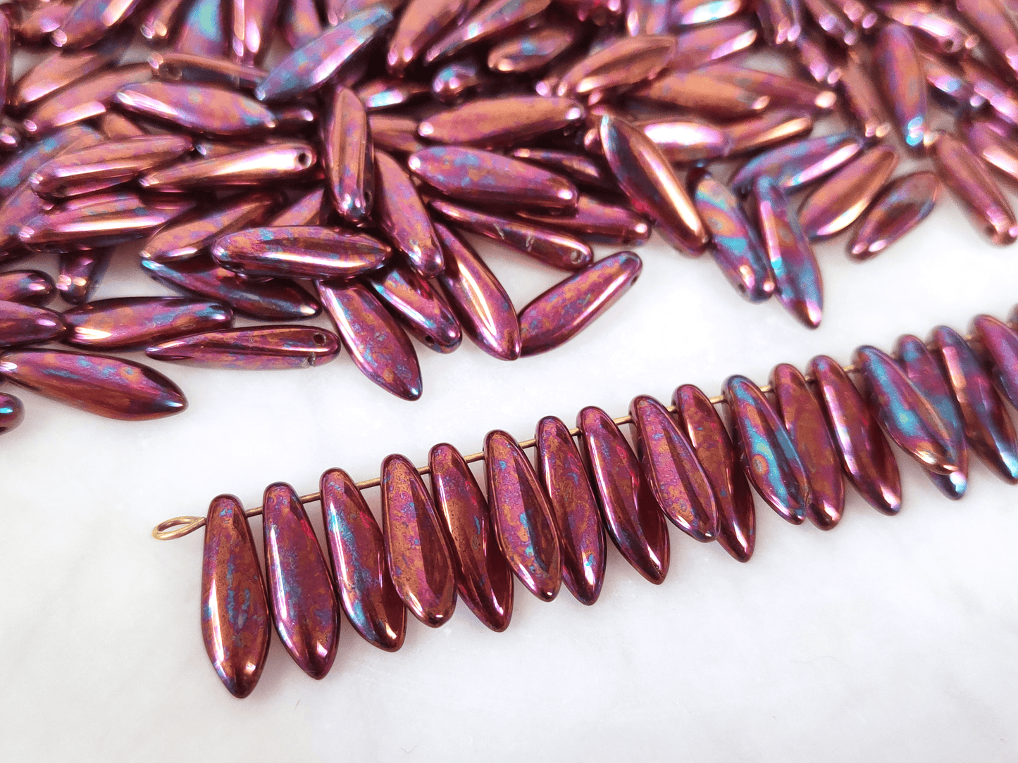 Dagger beads 5x16mm - metallic red & oil-style stains