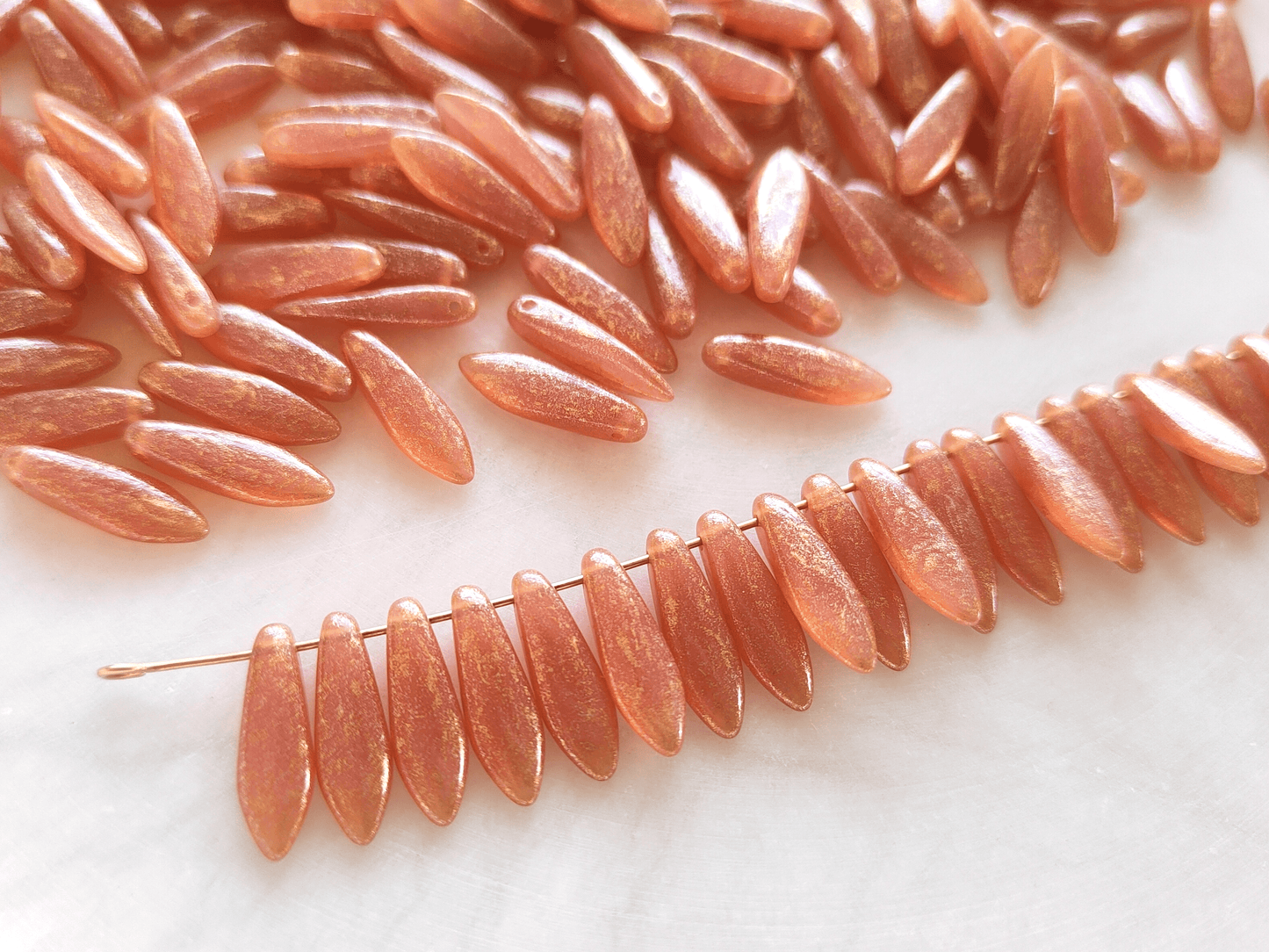Dagger beads 5x16mm - salmon & gold shimmer